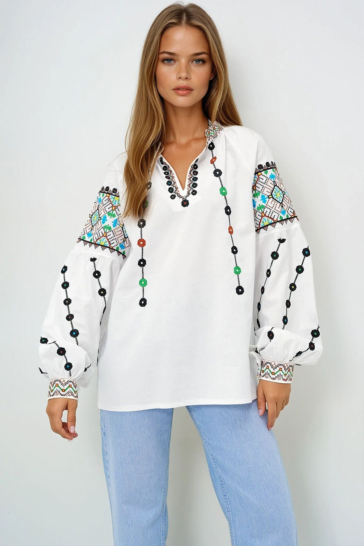 Beyaz Hakim Yaka Nakış İşlemeli Keten Bluz