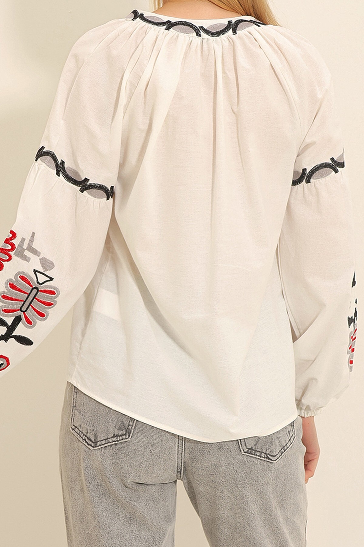 Beyaz Hakim Yaka Nakışlı Dokuma Bluz
