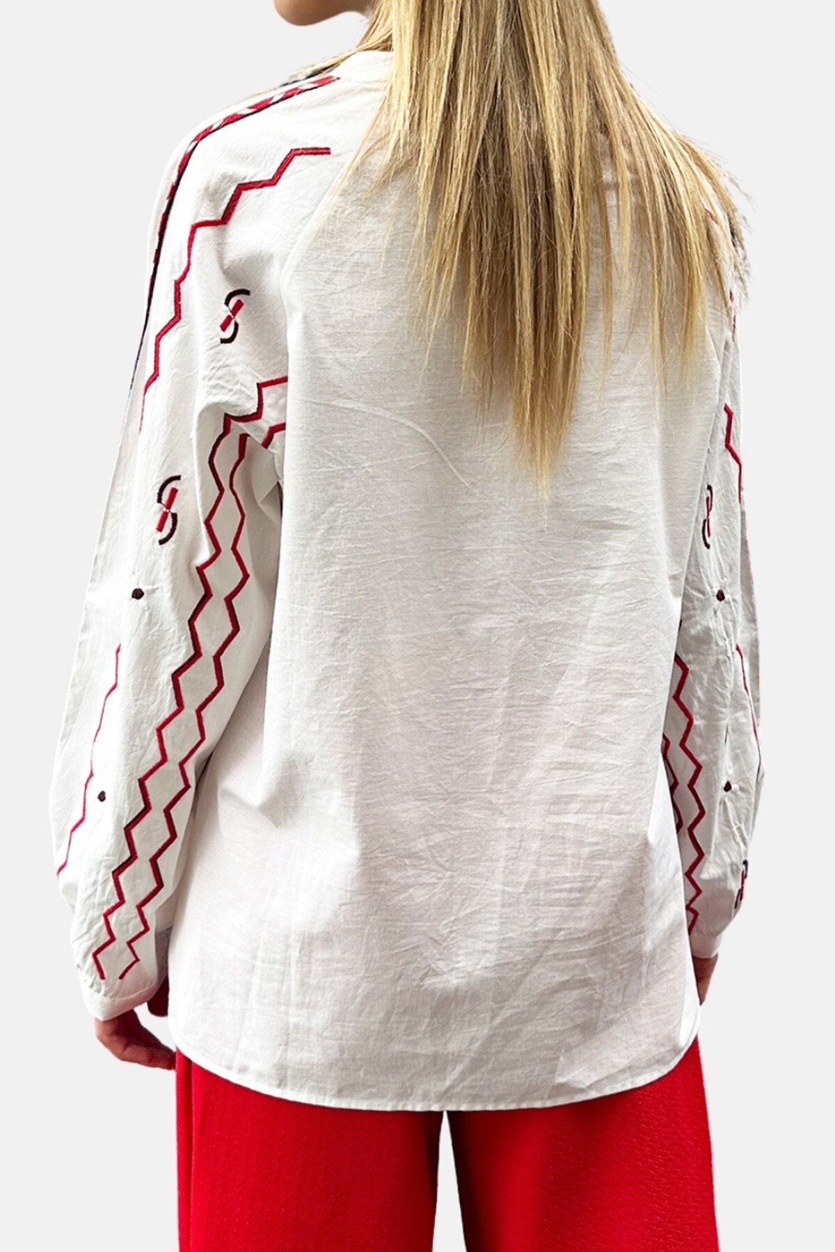 Beyaz Hakim Yaka Nakışlı Manşetli Dokuma Bluz