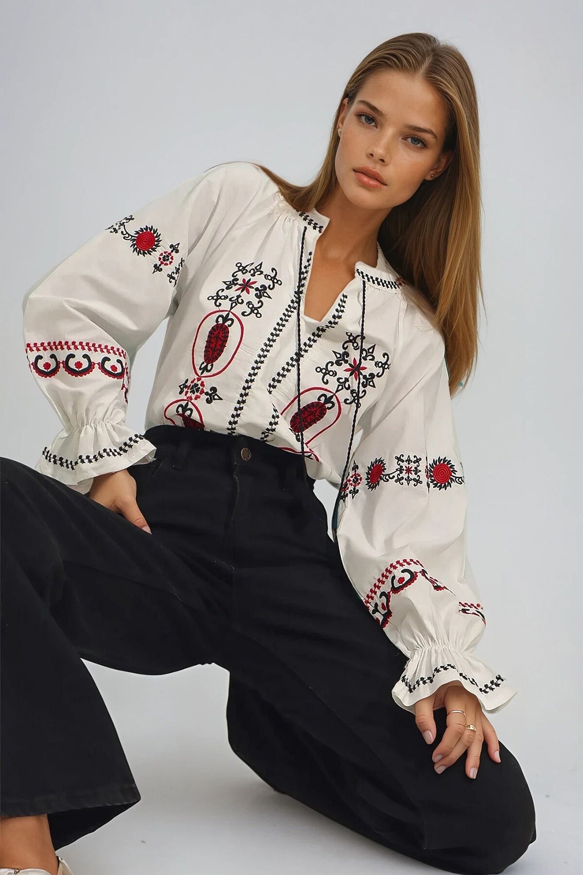 Beyaz Hakim Yaka Önü Ve Kolları Çiçek Nakışlı Poplin Dokuma Bluz