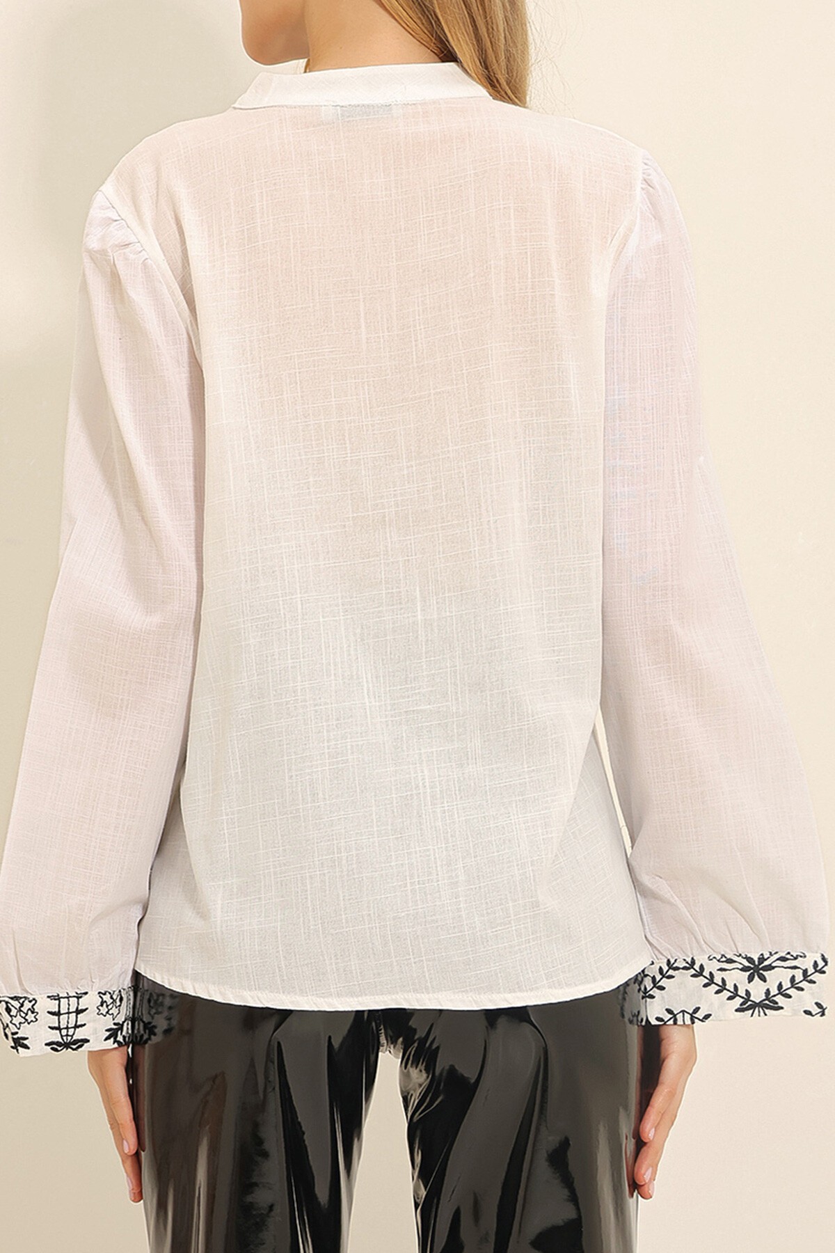 Beyaz Hakim Yaka Roba Nakışlı Dokuma Bluz