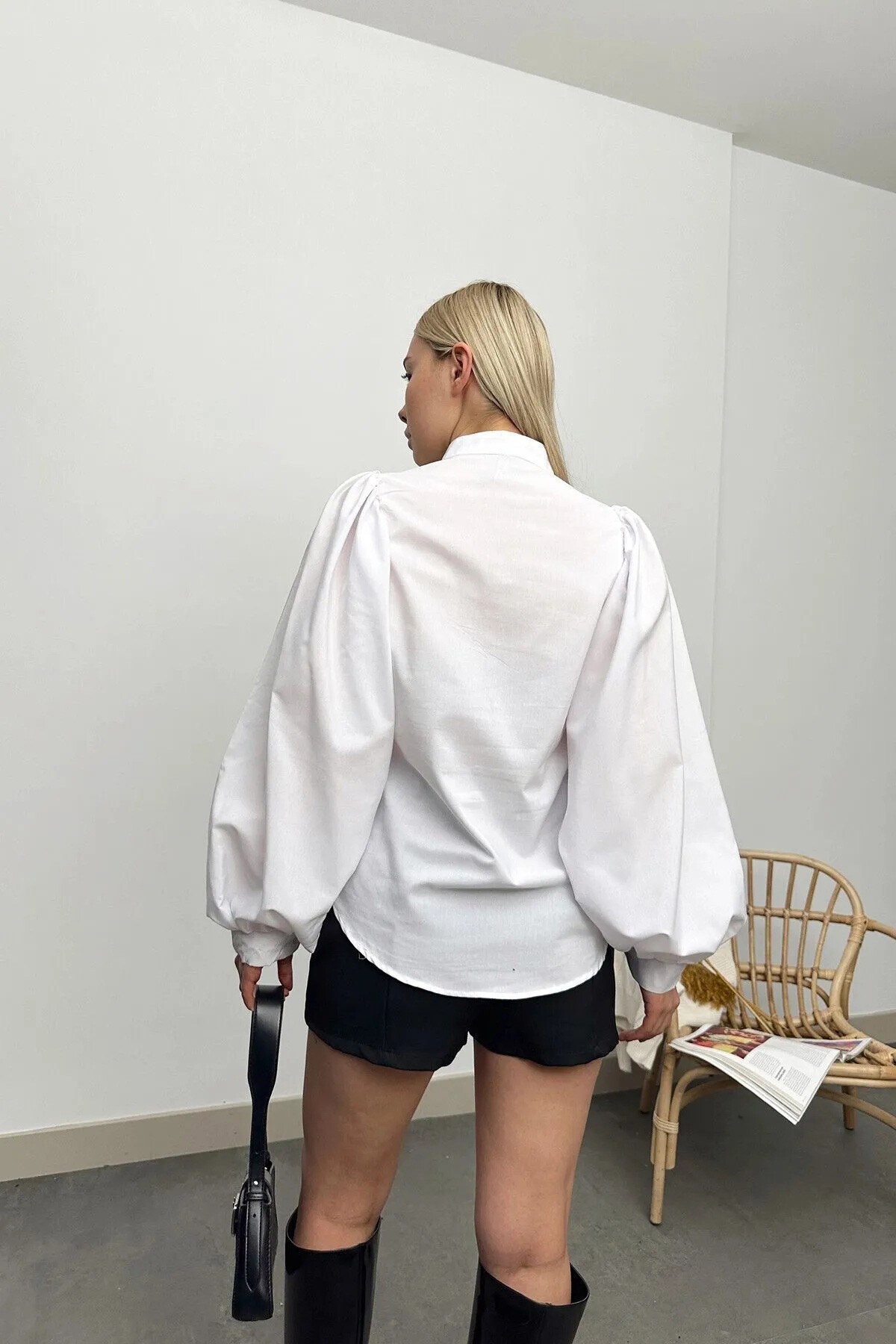Beyaz Hakim Yaka Yarım Pat Balon Kol Poplin Dokuma Gömlek