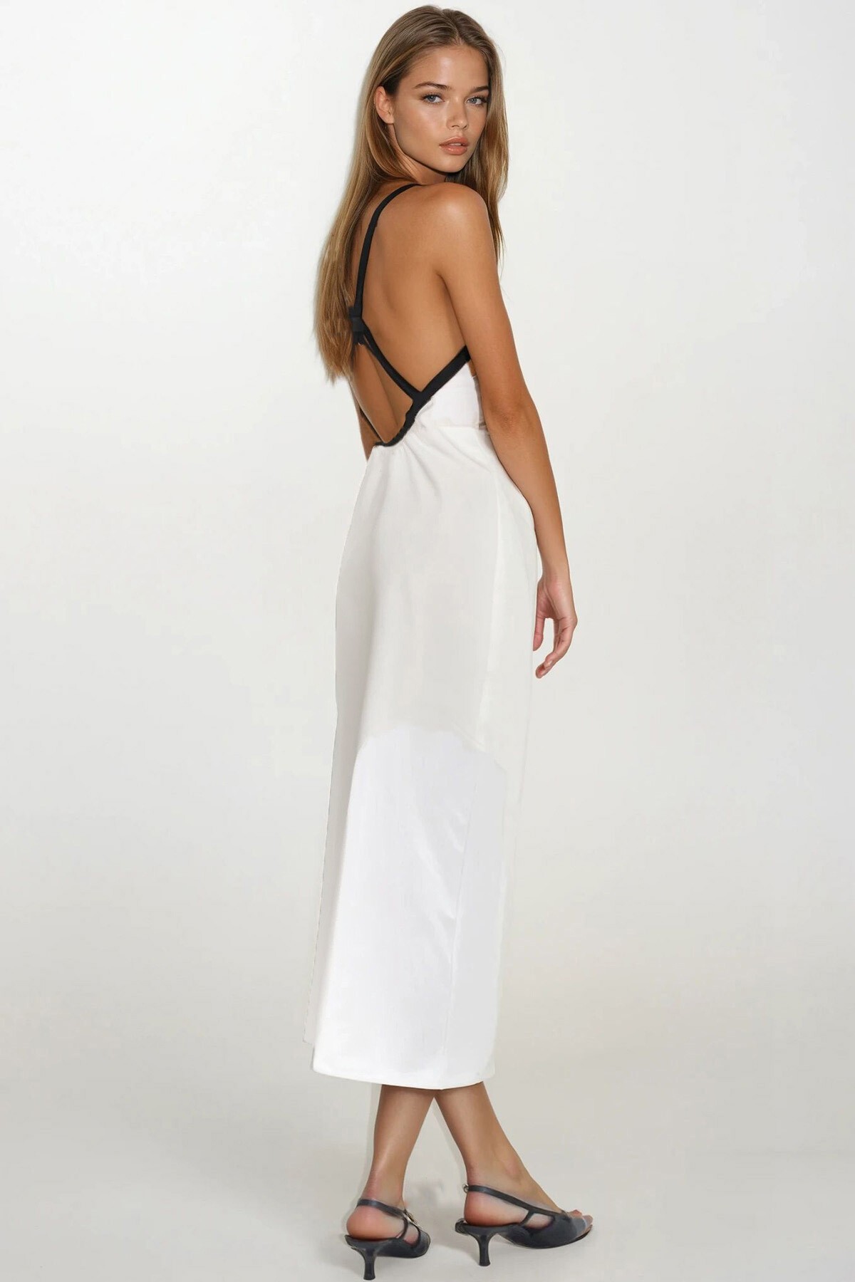 Beyaz İnce İp Askılı Kolsuz Midi Boy Elbise