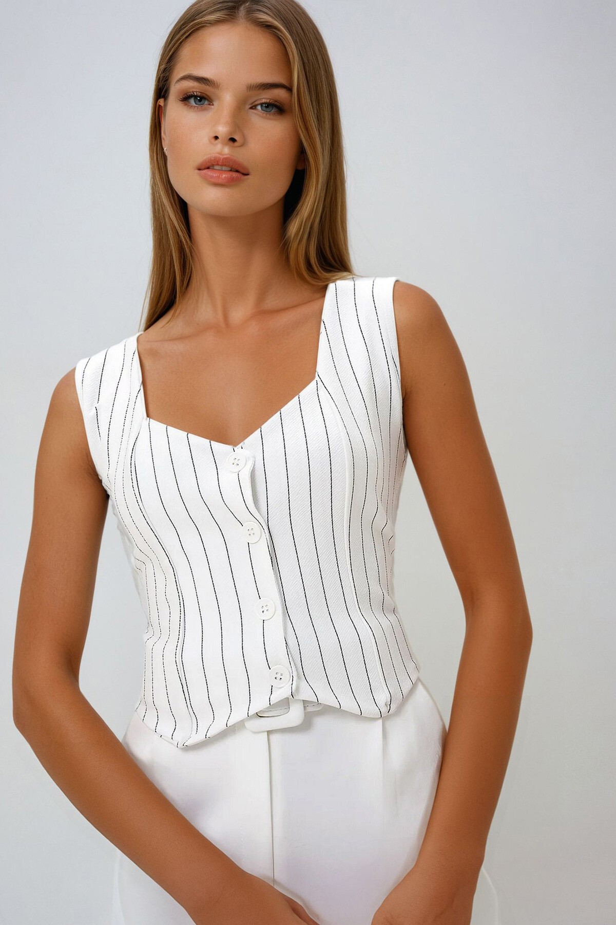 Beyaz Kalp Yaka Düğmeli Çizgili Yelek