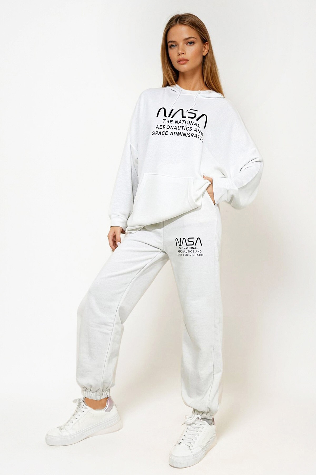 Beyaz Kapüşonlu Kendinden Dokulu Kışlık Baskılı Eşofman Takımı