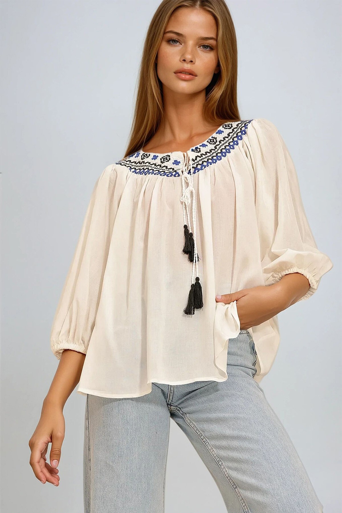 Beyaz Kayık Yaka Bağcıklı Nakışlı Dokuma Bluz