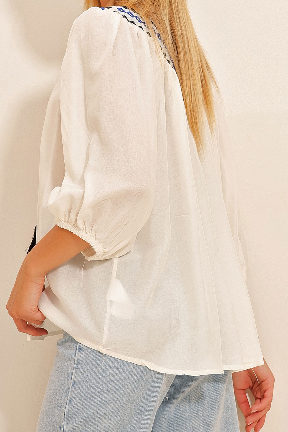 Beyaz Kayık Yaka Bağcıklı Nakışlı Dokuma Bluz