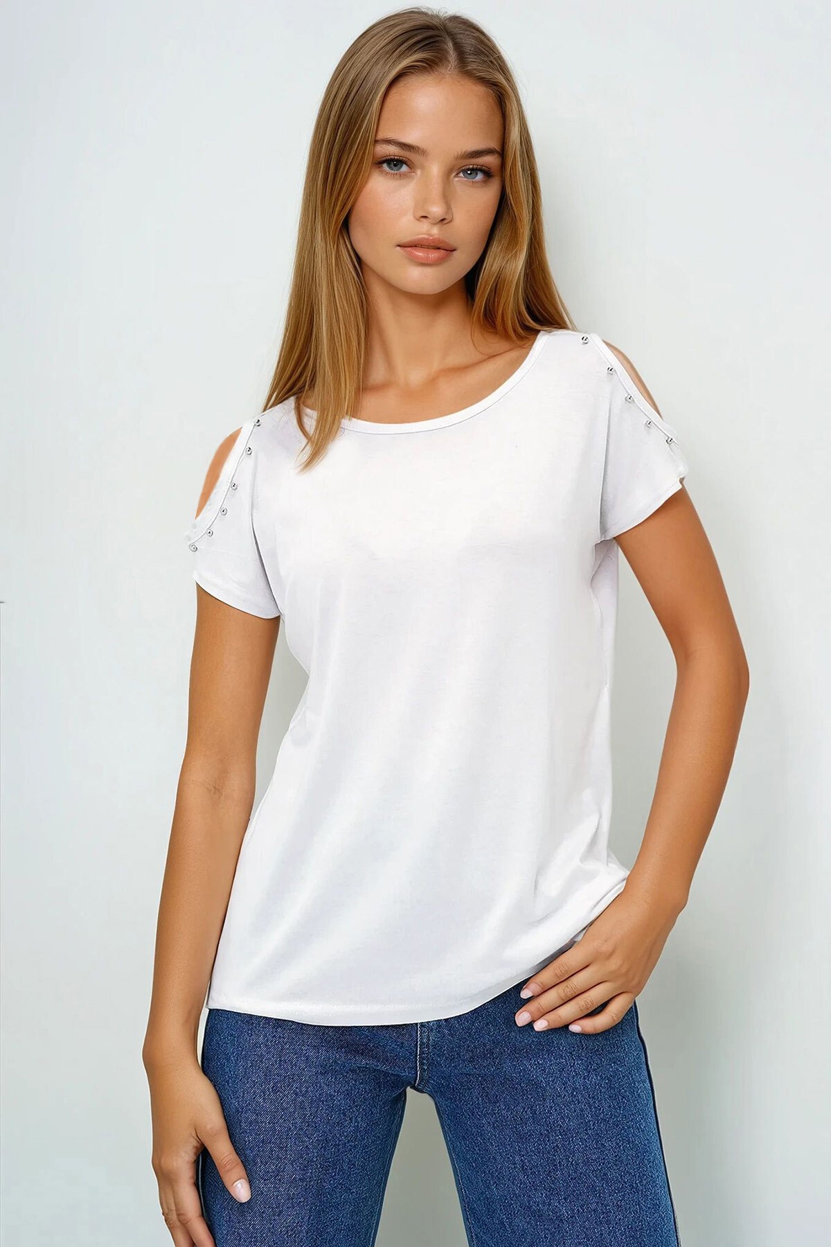 Beyaz Kayık Yaka Omuzları İnci Çakımlı Sıfır Kol Bluz