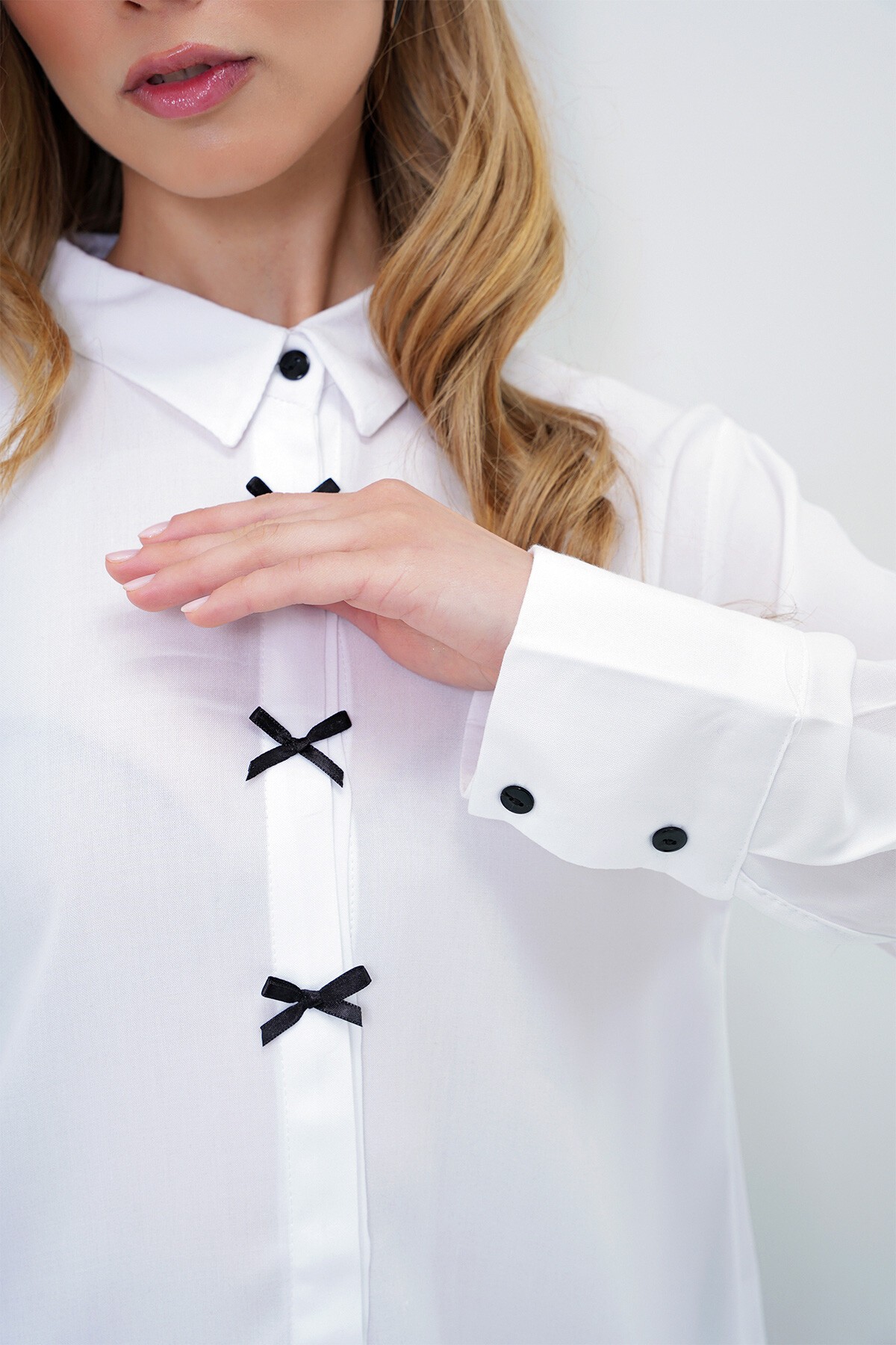 Beyaz Kontrast Düğmeli Fiyonk Detaylı Gizli Patlı Dokuma Gömlek