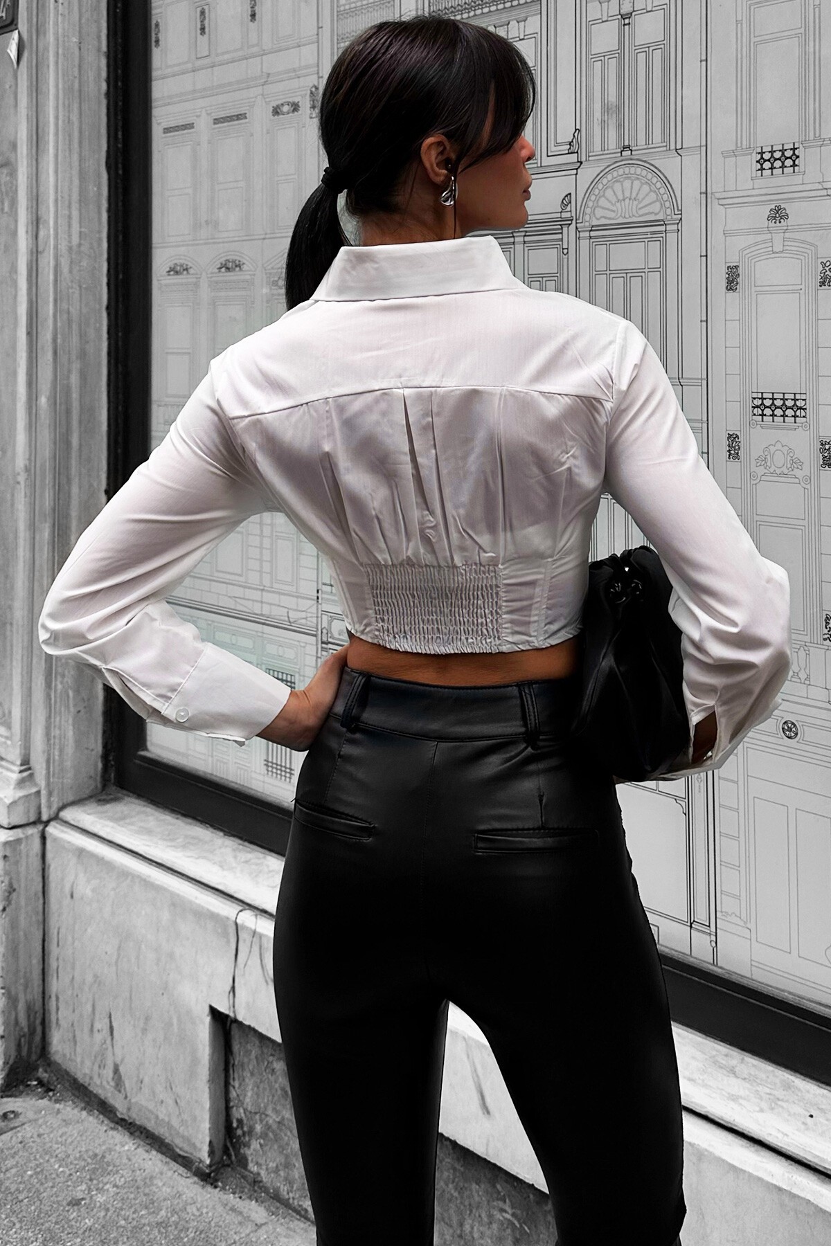 Beyaz Kopça Kapamalı Gömlek