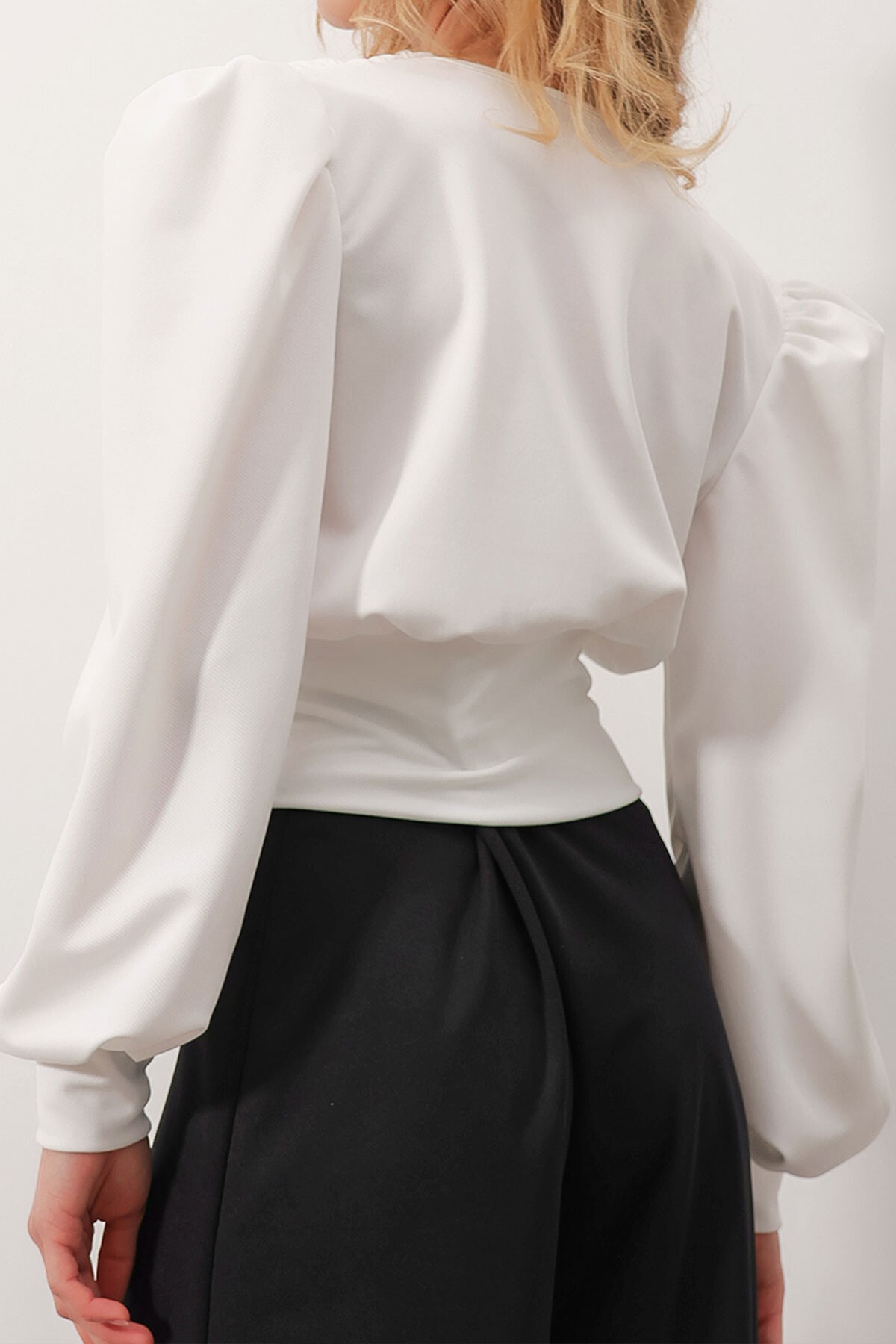 Beyaz Kruvaze Yaka Prenses Kol Gold Düğme Detaylı Crop Bluz