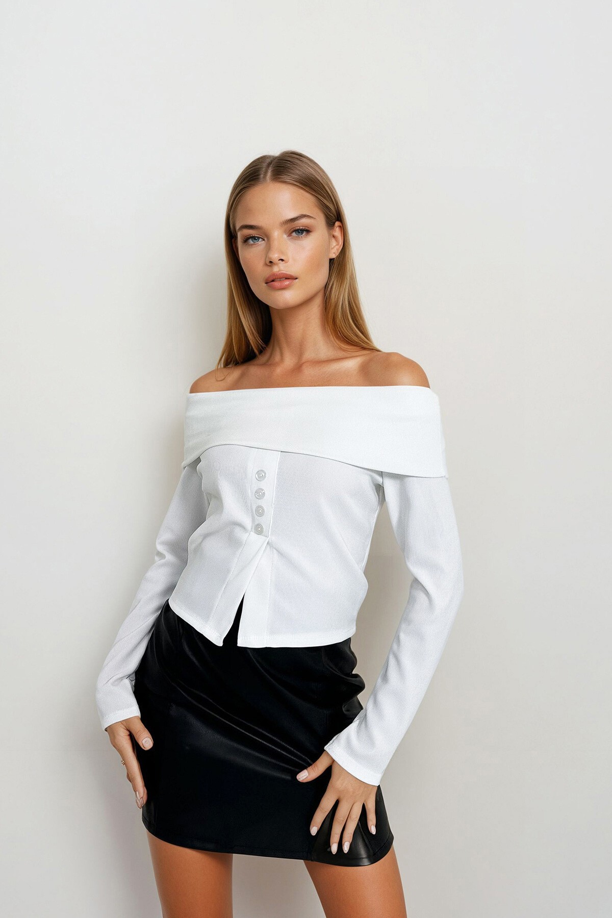 Beyaz Madonna Yaka Önü Düğmeli Bluz