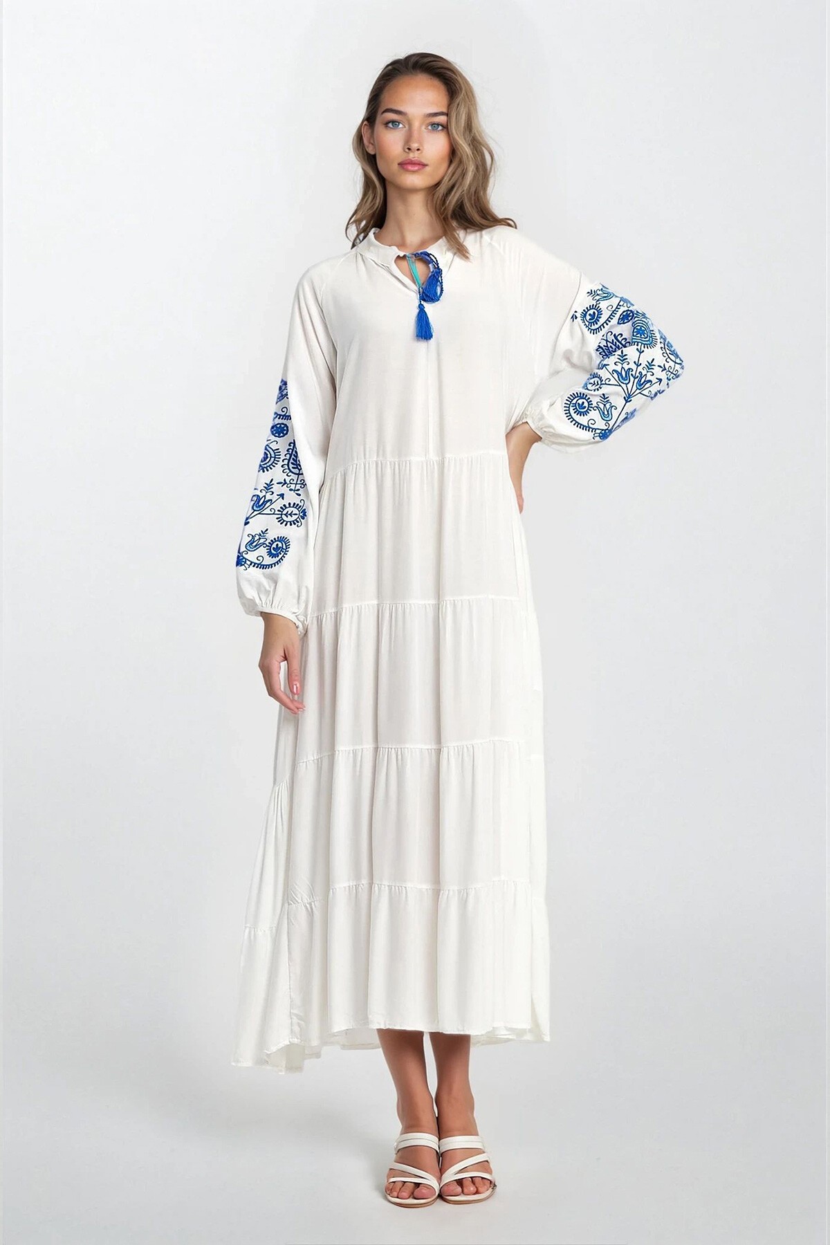 Beyaz Nakış İşlemeli Hakim Yaka Bağcıklı Kolları Lastikli Büyük Beden Elbise