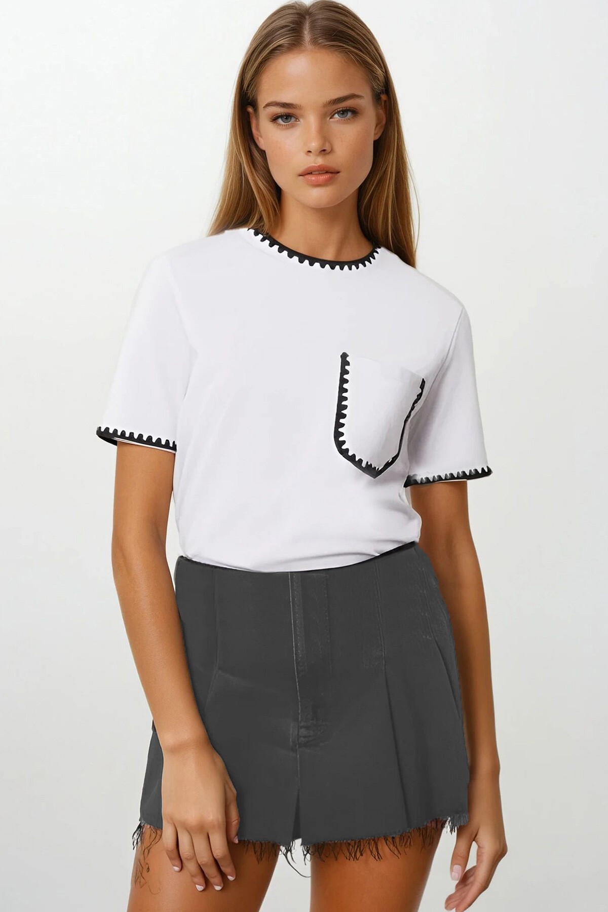 Beyaz Nakış İşlemeli Tek Cepli T-Shirt