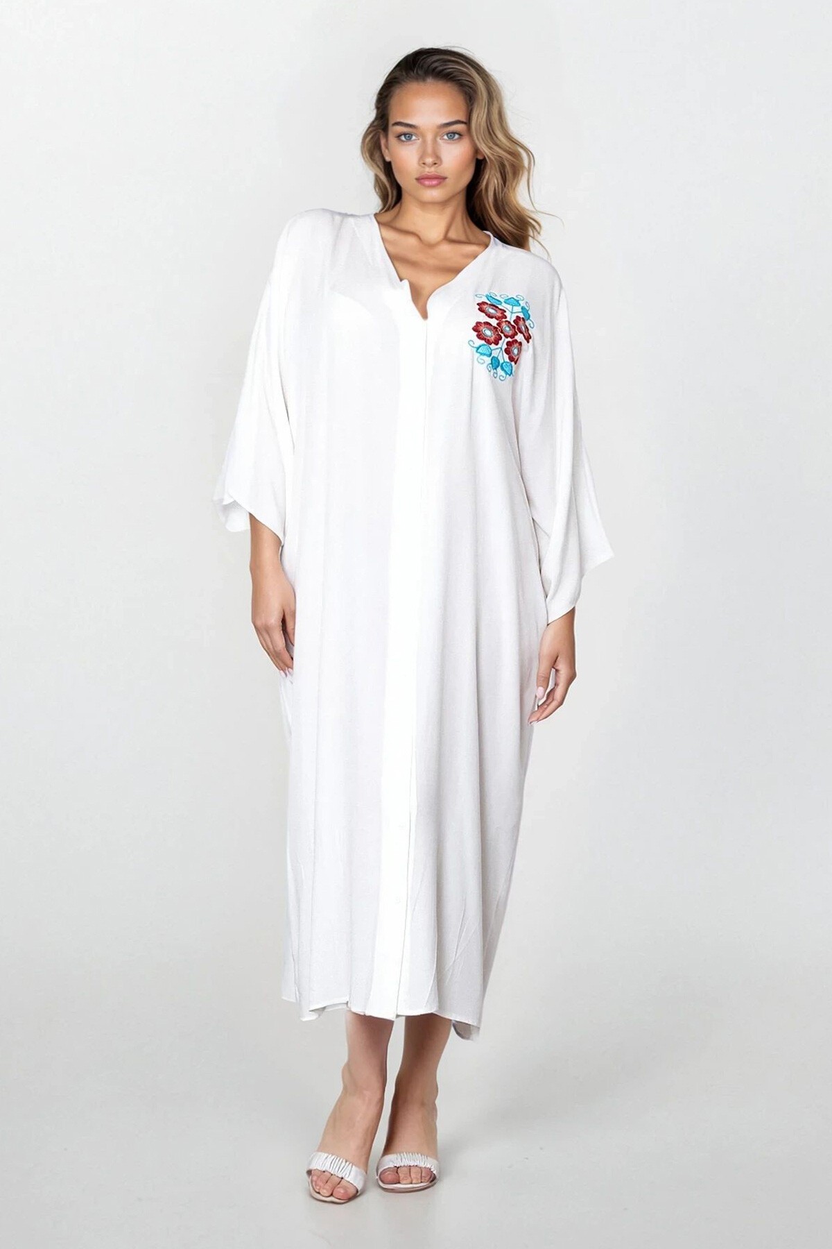 Beyaz Önü Düğmeli Nakışlı Büyük Beden Viskon Elbise