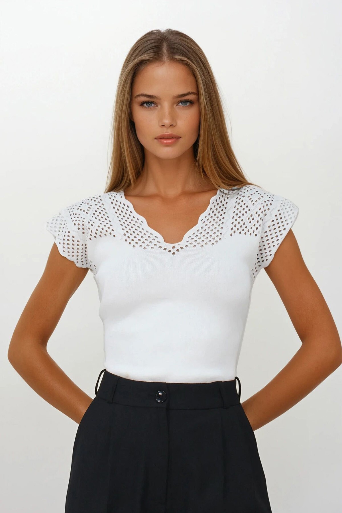 Beyaz Önü Ve Arkası V Yaka Delik Ajurlu Triko Bluz