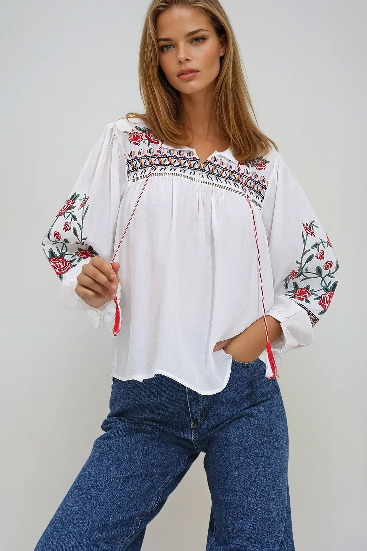 Beyaz Roba Ve Kol Nakışlı Bluz