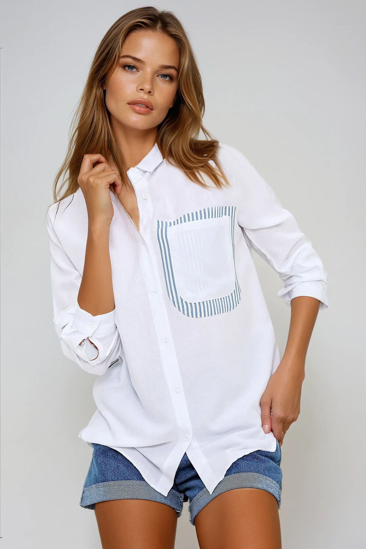 Beyaz Sırt Dekolteli Asimetrik Kesim Dokuma Gömlek