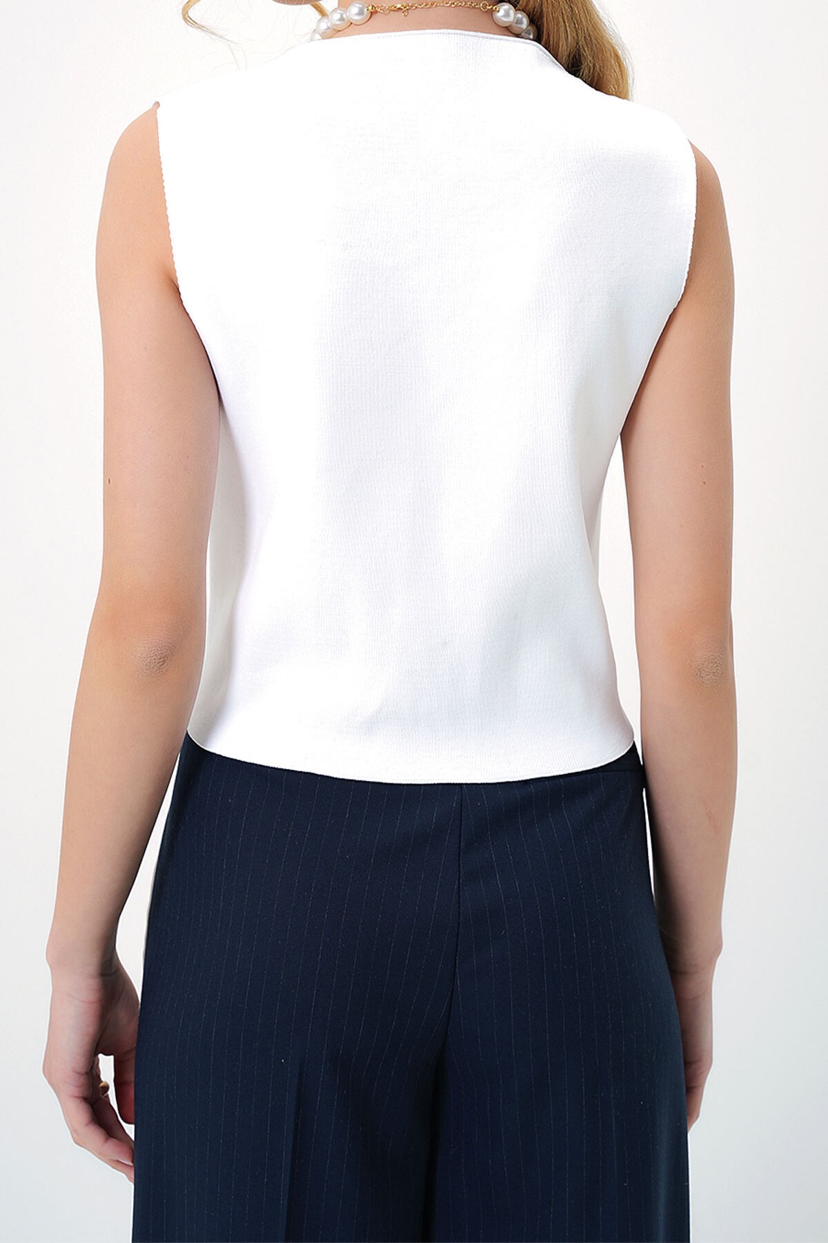 Beyaz V Yaka Düğmeli Yazlık Triko Yelek