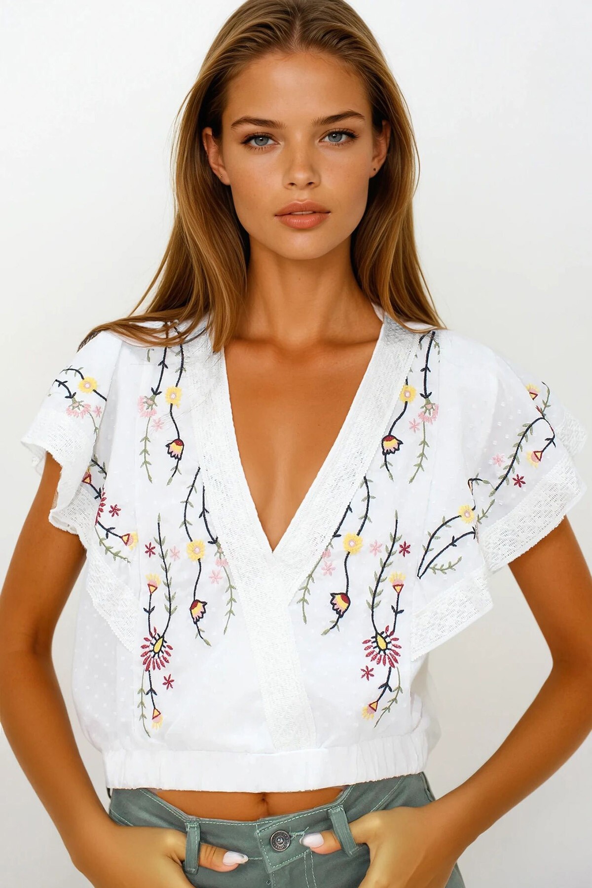 Beyaz V Yaka Fisto Ve Nakış İşlemeli Bluz