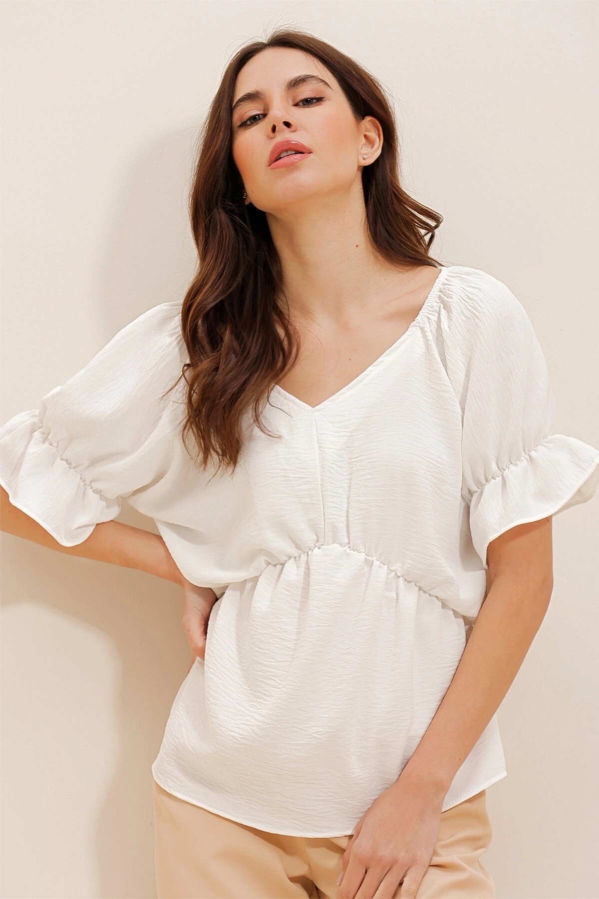 Beyaz V Yaka Kolları Volanlı Aerobin Bluz