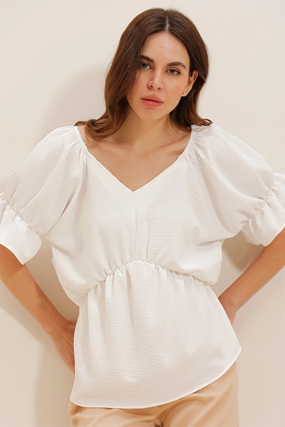 Beyaz V Yaka Kolları Volanlı Aerobin Bluz