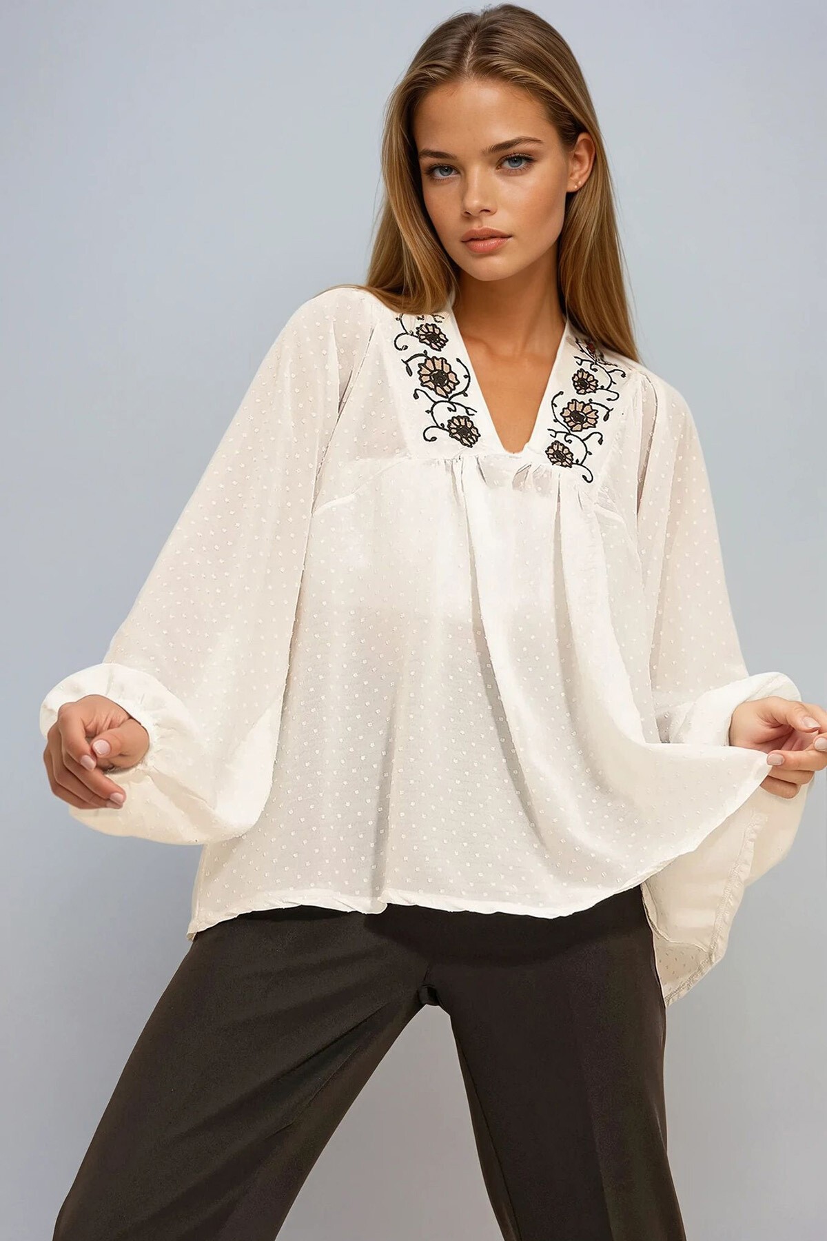 Beyaz V Yaka Nakışlı Dokulu Bluz