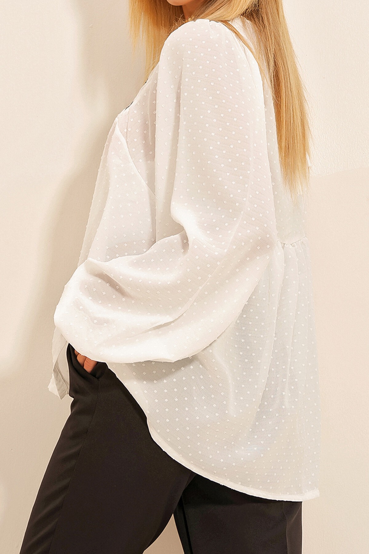 Beyaz V Yaka Nakışlı Dokulu Bluz