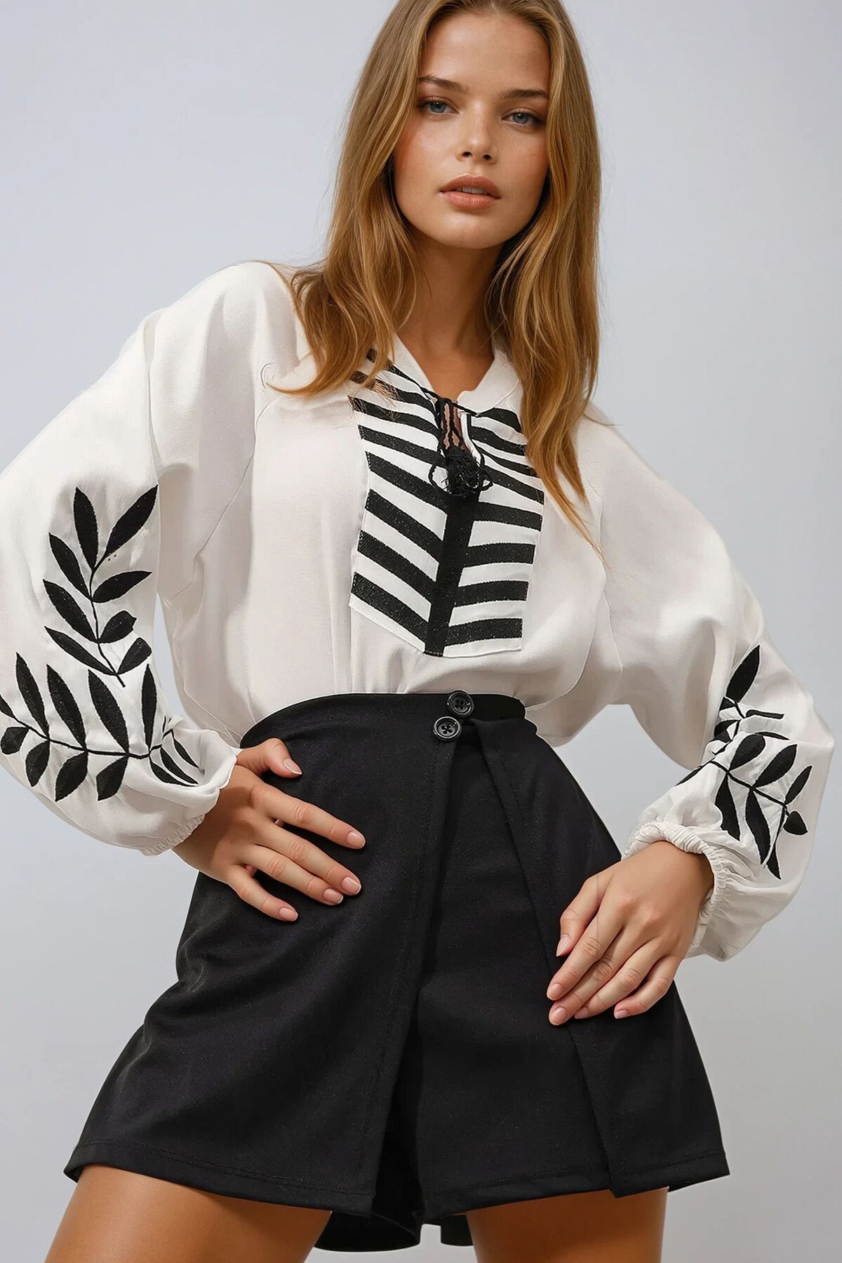 Beyaz V Yaka Önden Bağlamalı Kolları Nakışlı Kontrast Geçişli Oversize Bluz