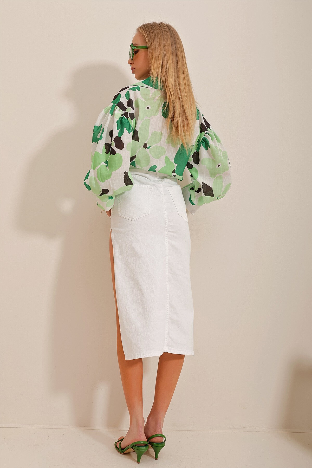 Beyaz Yandan Derin Yırtmaçlı Uzun Denim Etek