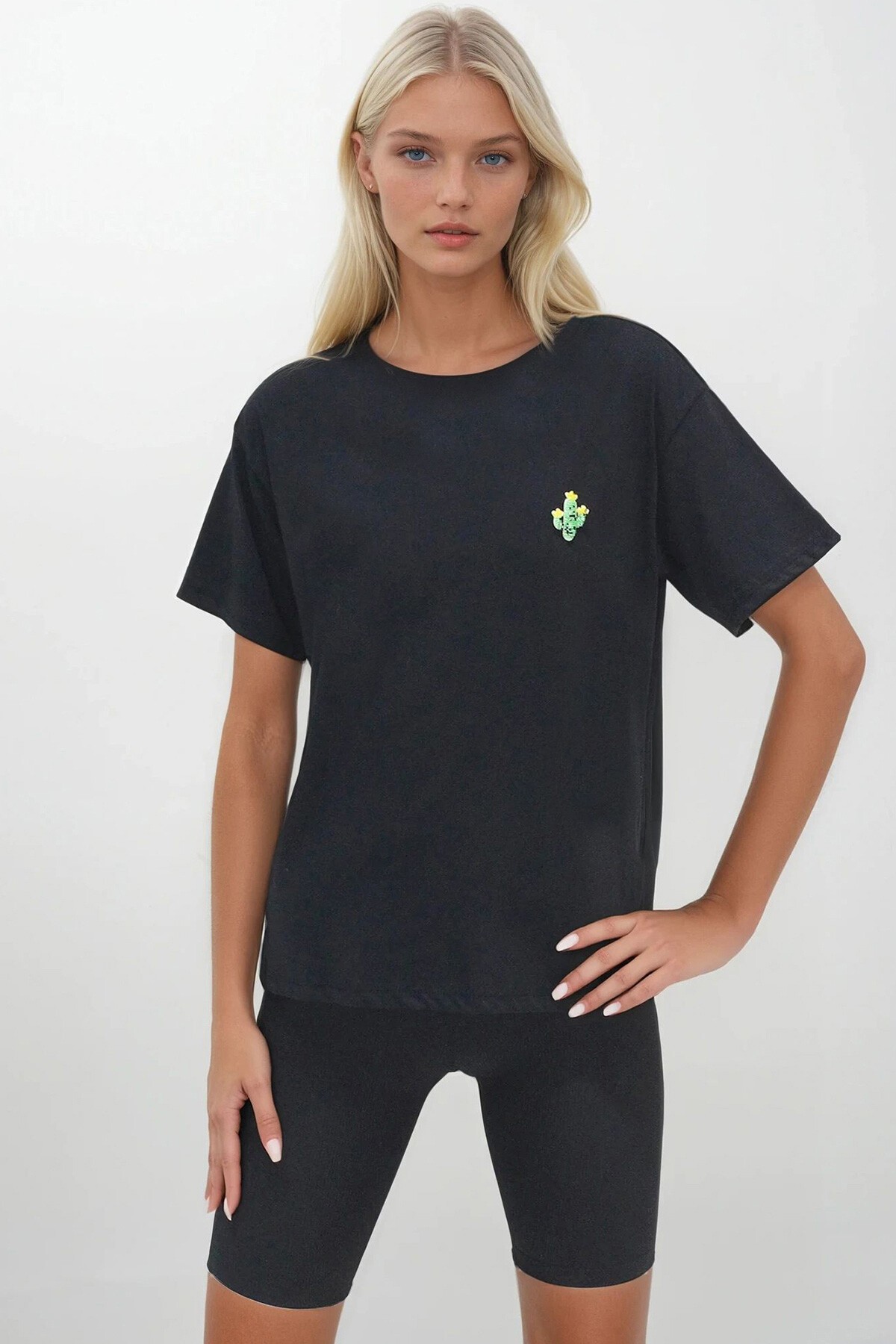 Siyah Bisiklet Yaka Boncuk İşlemeli T-Shirt