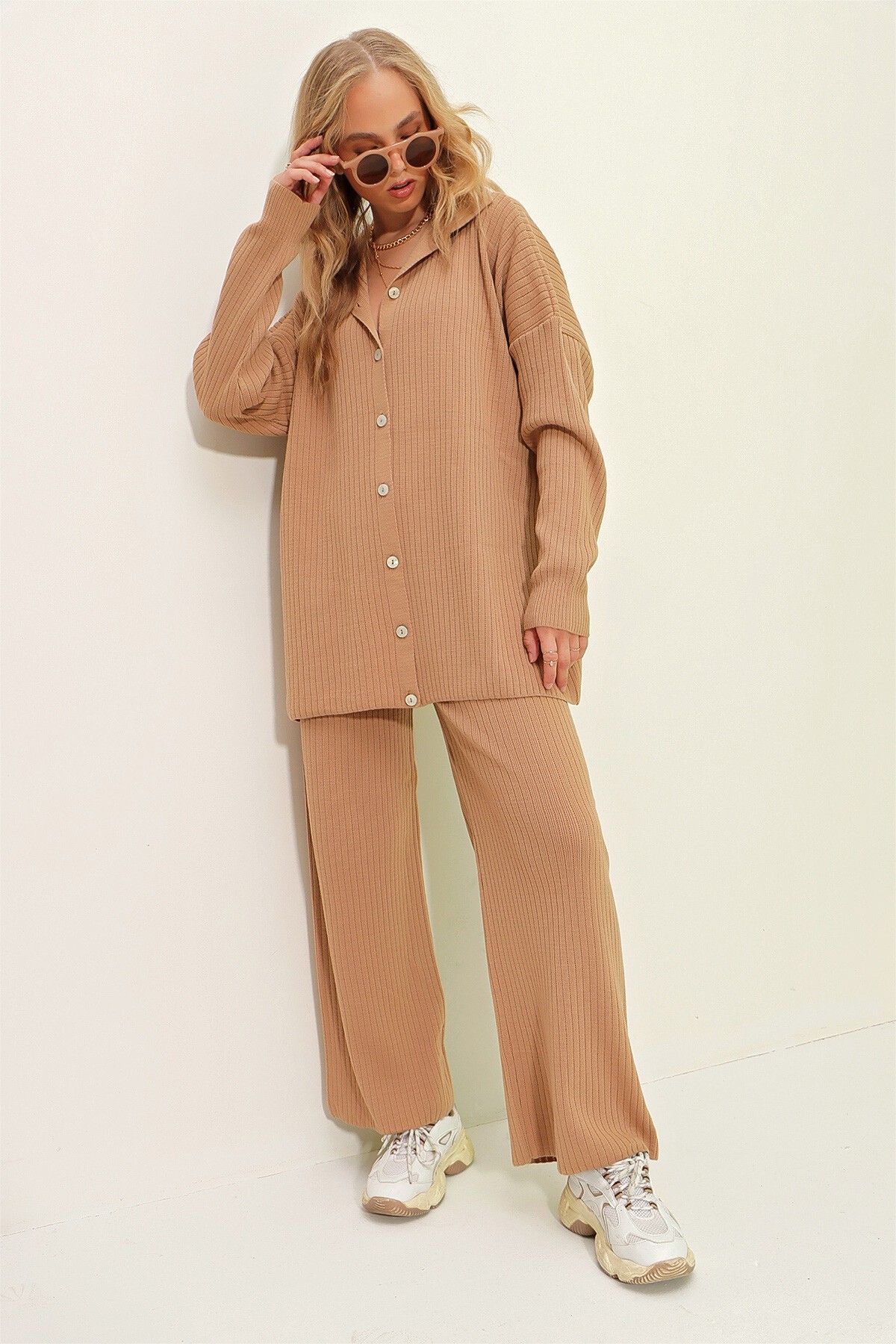 Bisküvi Düğmeli Kendinden Dokulu Triko Takım