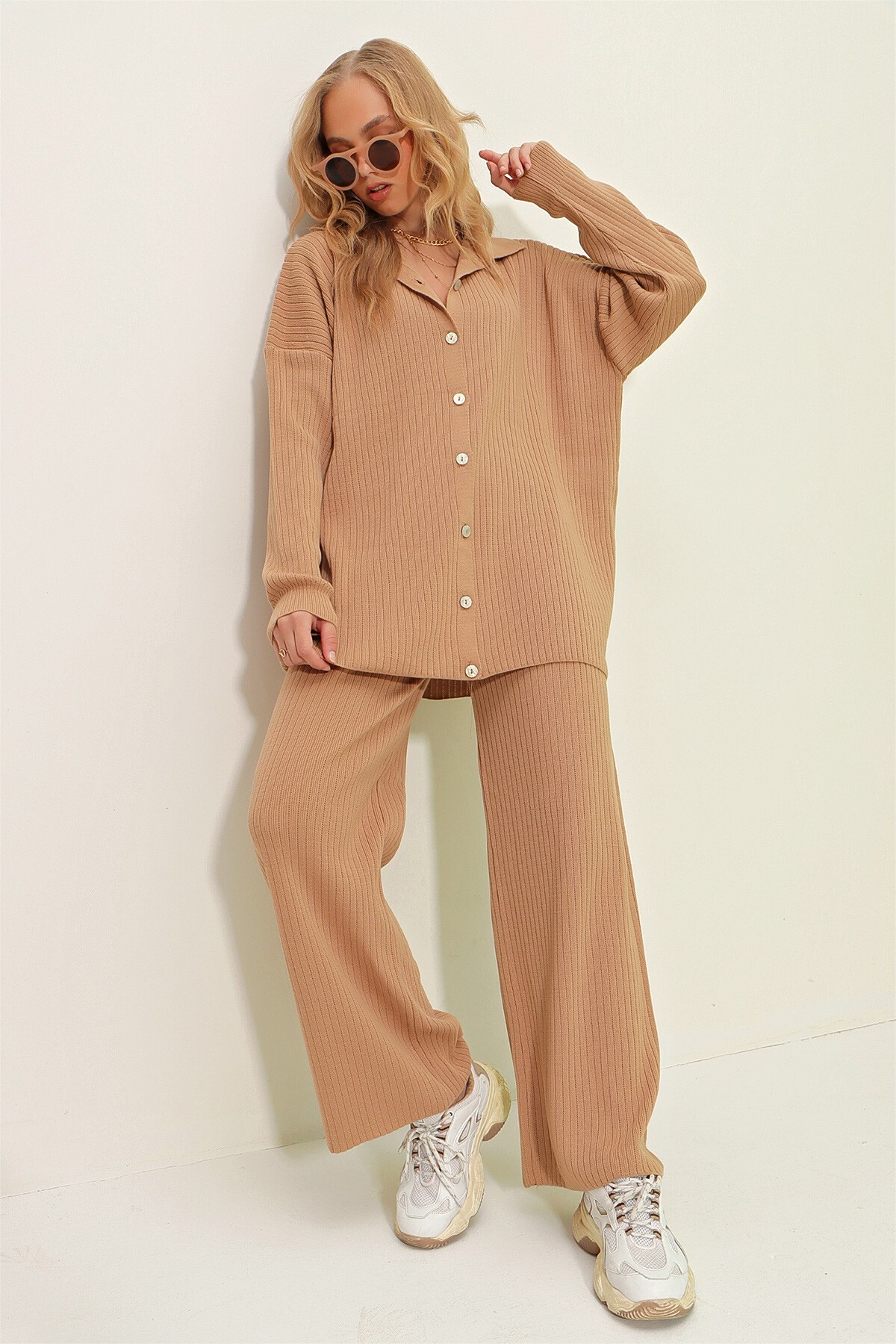 Bisküvi Düğmeli Kendinden Dokulu Triko Takım