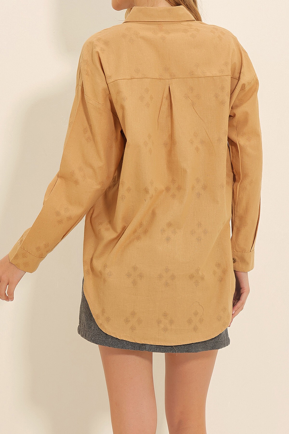 Bisküvi Motifli Oversize Keten Gömlek