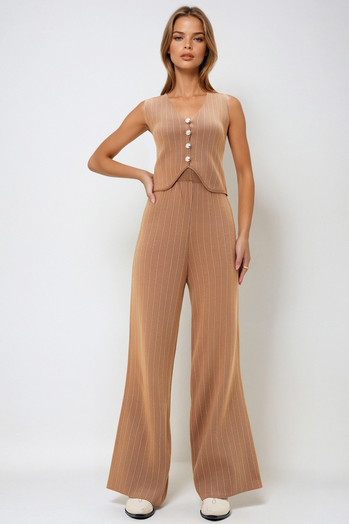 Bisküvi V Yaka Düğmeli Yelek Ve Elastik Bel Pantolonlu Çizgili Triko İkili Takım