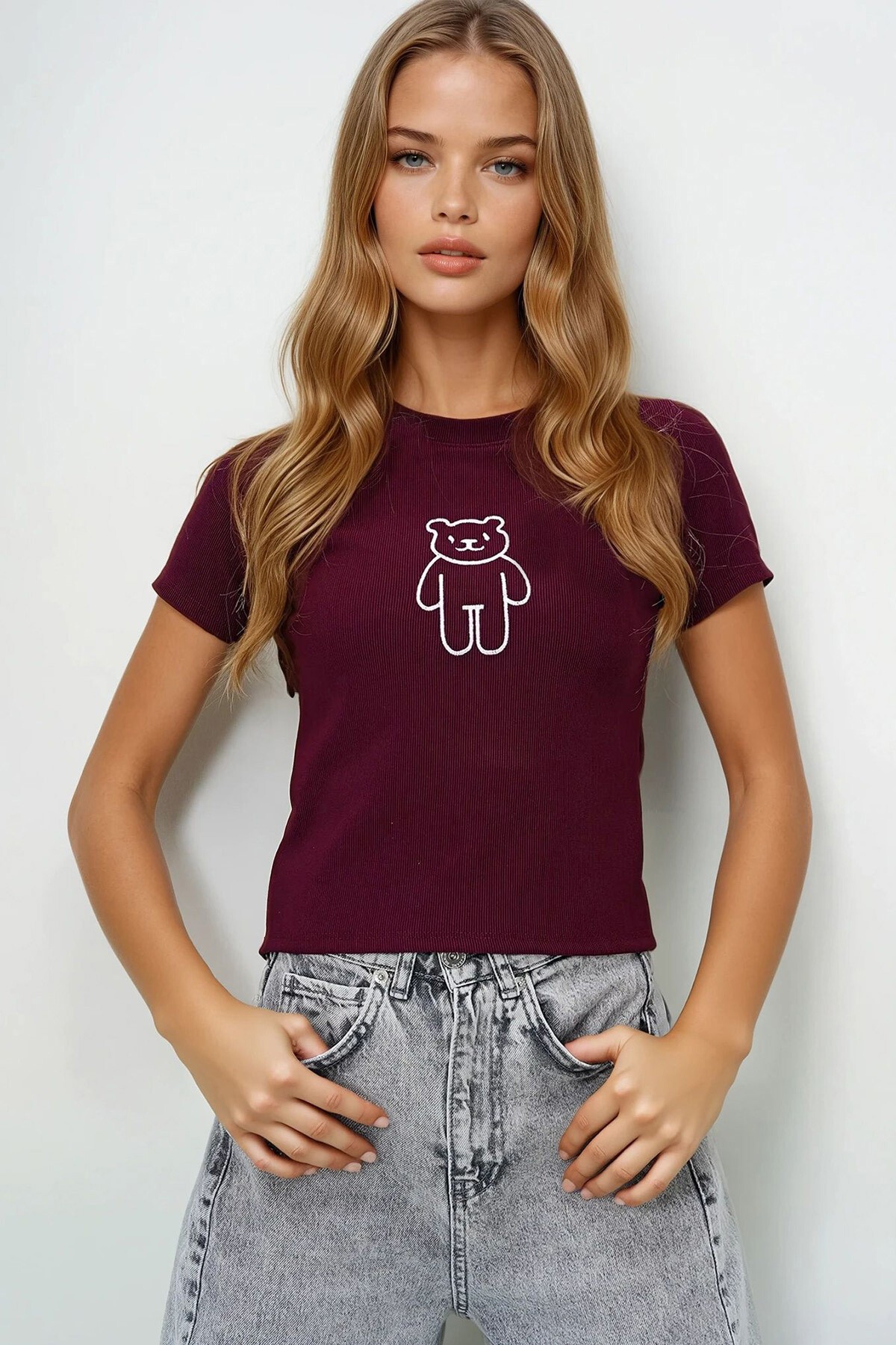 Bordo Bisiklet Yaka Ayıcık Nakışlı Ottoban Crop T Shırt