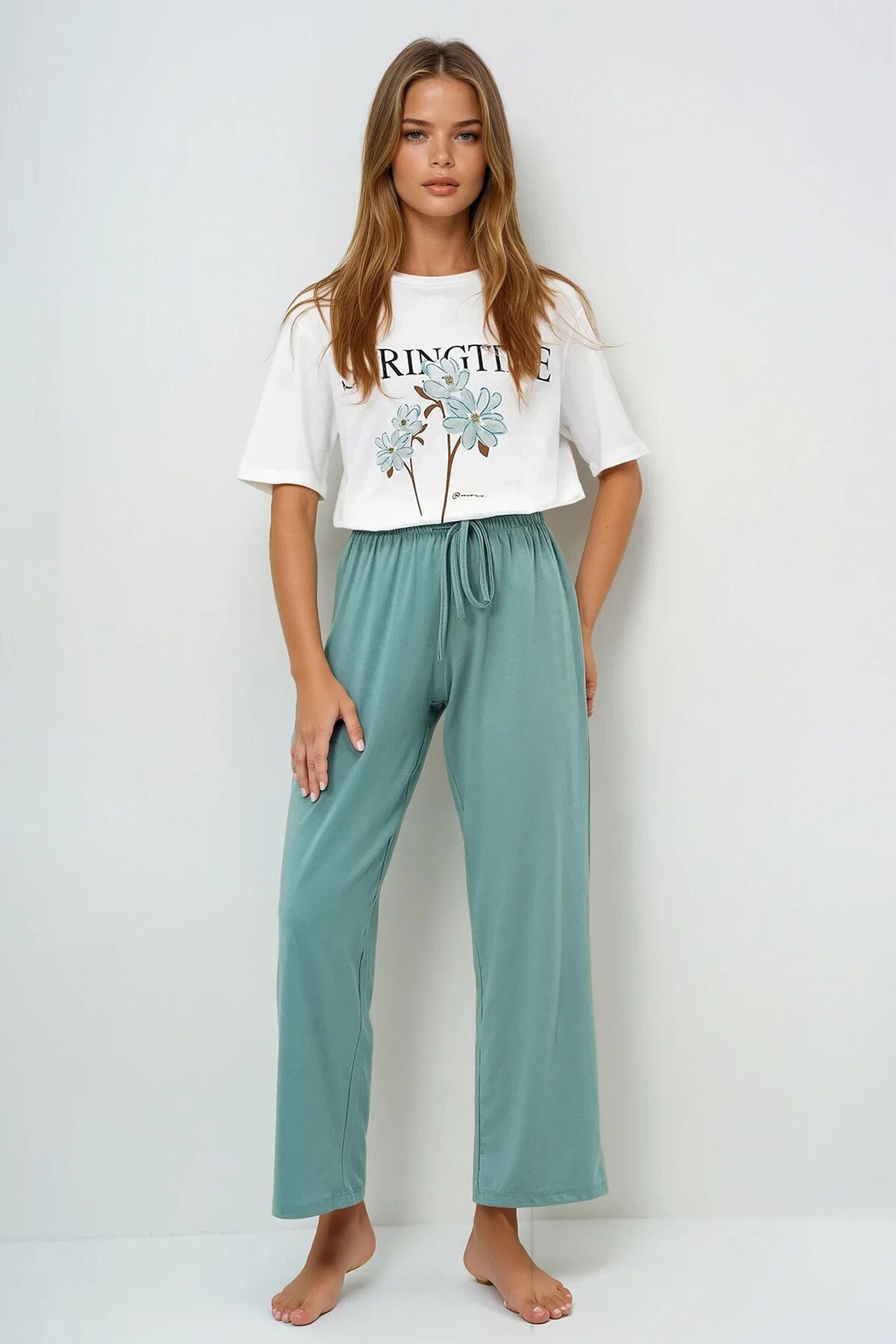 Çağla Yeşili Bisiklet Yaka Baskılı T Shirt Ve Düz Renk Pantolonlu Pijama Takımı