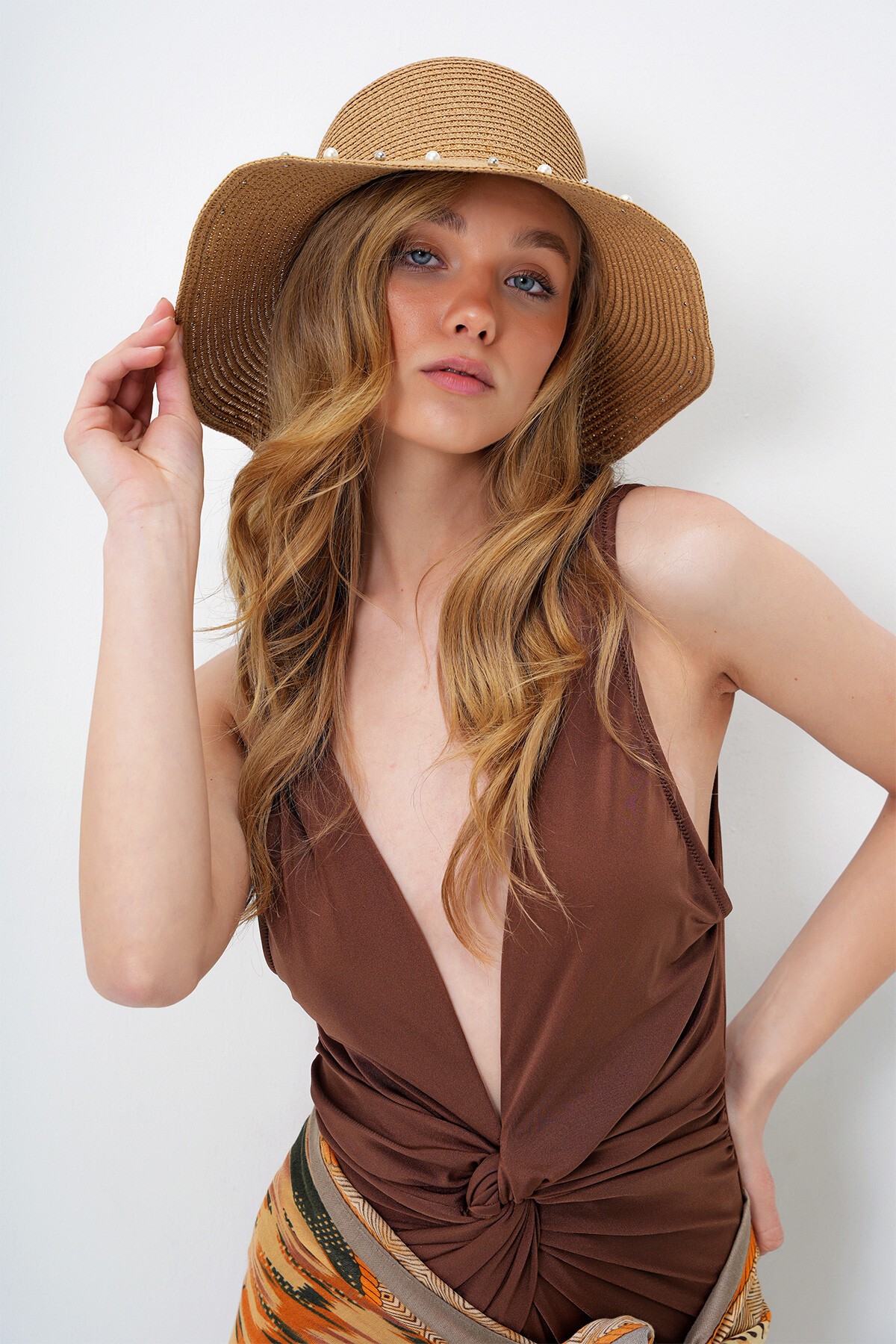 Camel Boncuk İşlemeli Fiyonk Detaylı Hasır Şapka