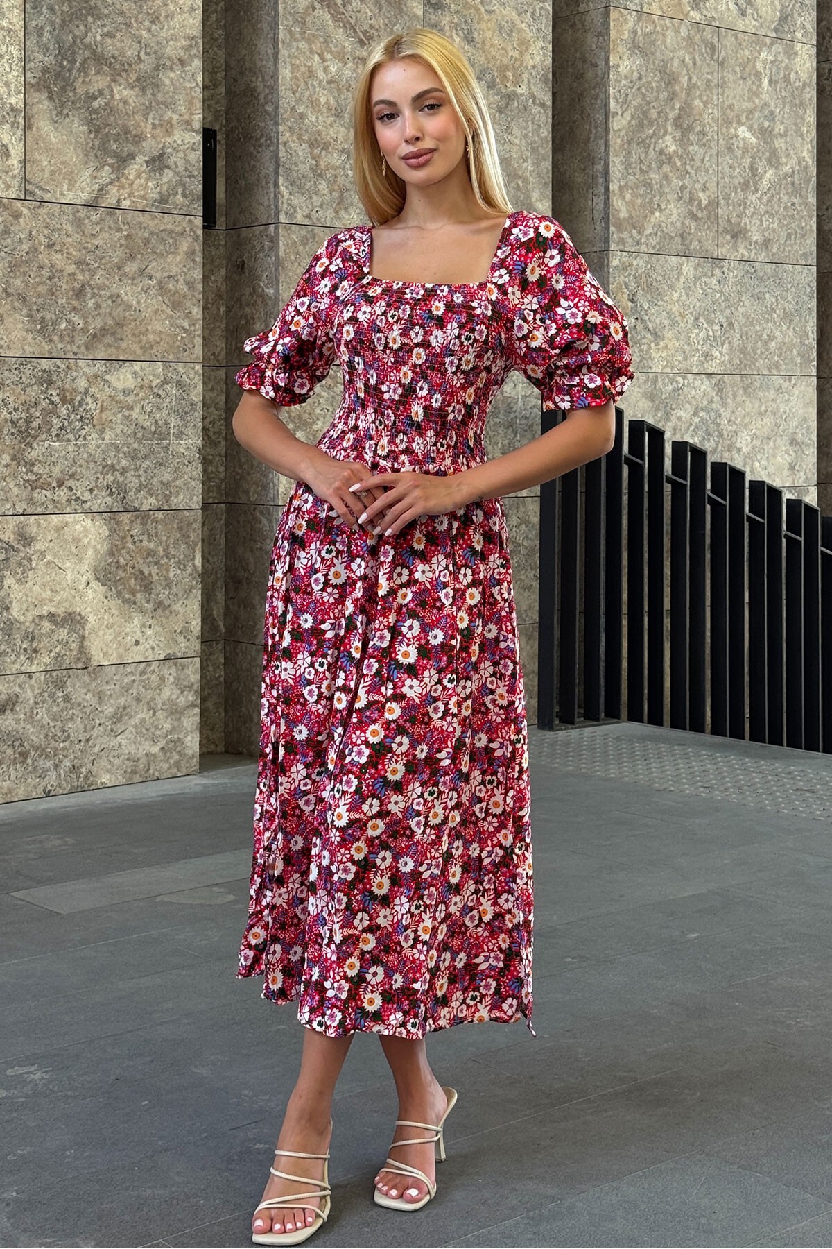 Kırmızı Çiçek Desenli Madonna Yaka Smok Dikişli Elbise