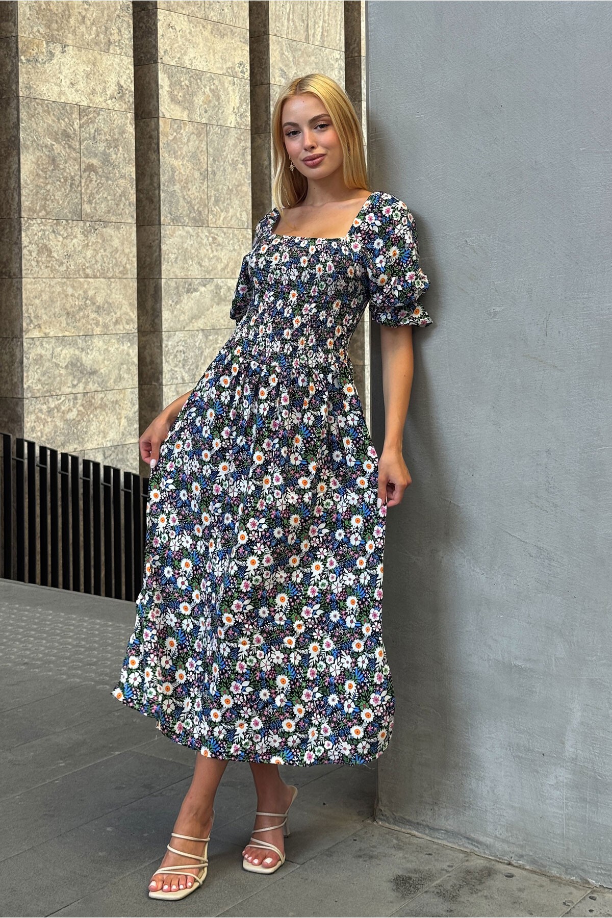 Ekru Çiçek Desenli Madonna Yaka Smok Dikişli Elbise