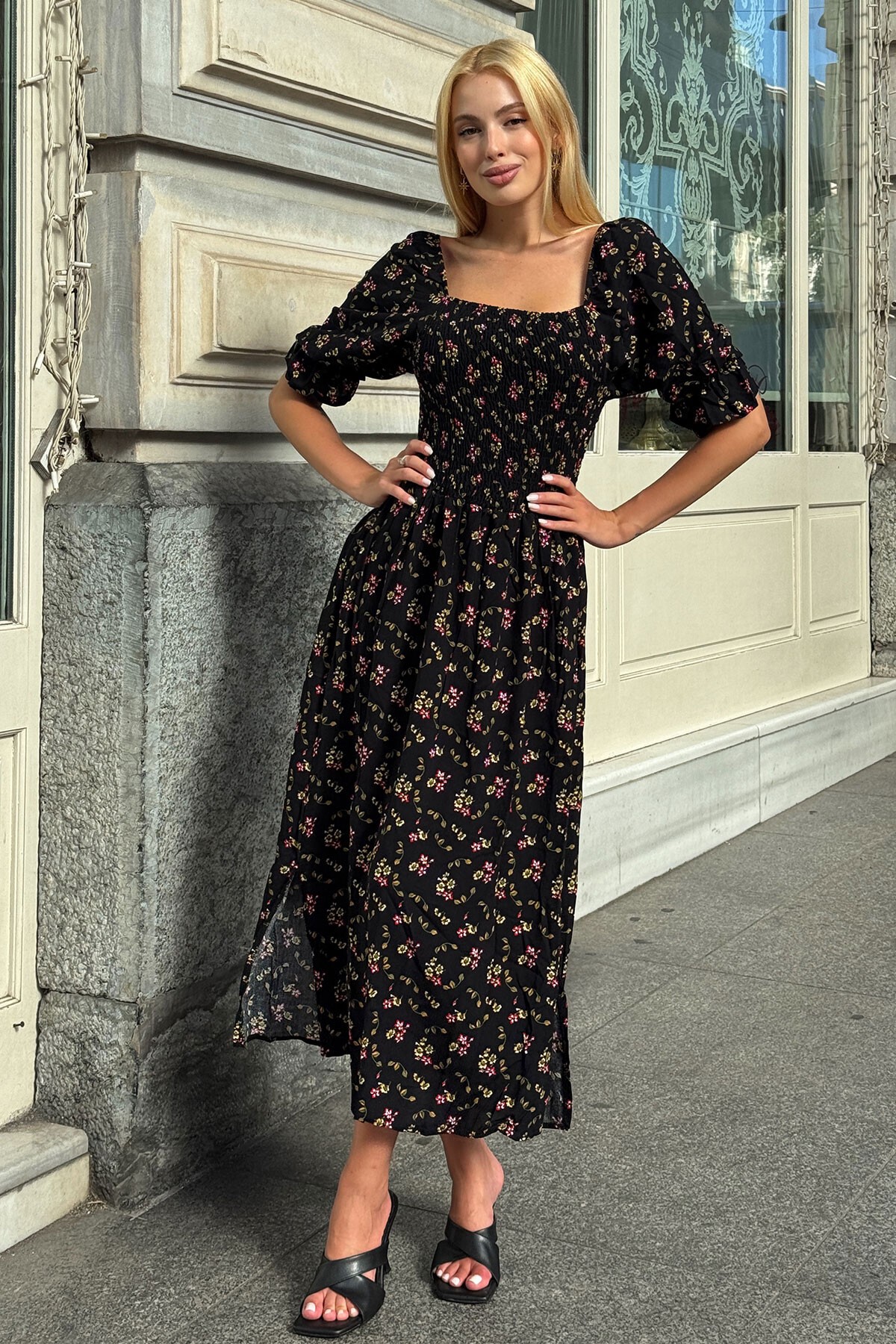 Siyah Çiçek Desenli Madonna Yaka Smok Dikişli Elbise