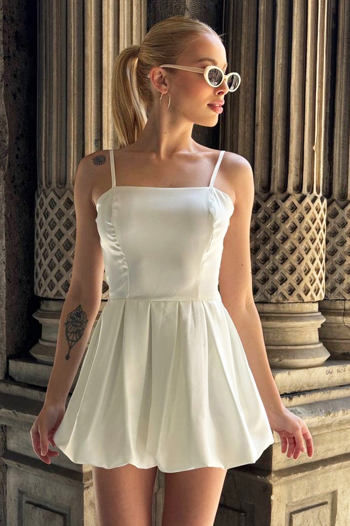 Ekru Ayarlanabilir Askılı Gizli Fermuarlı Eteği Volanlı Saten Elbise