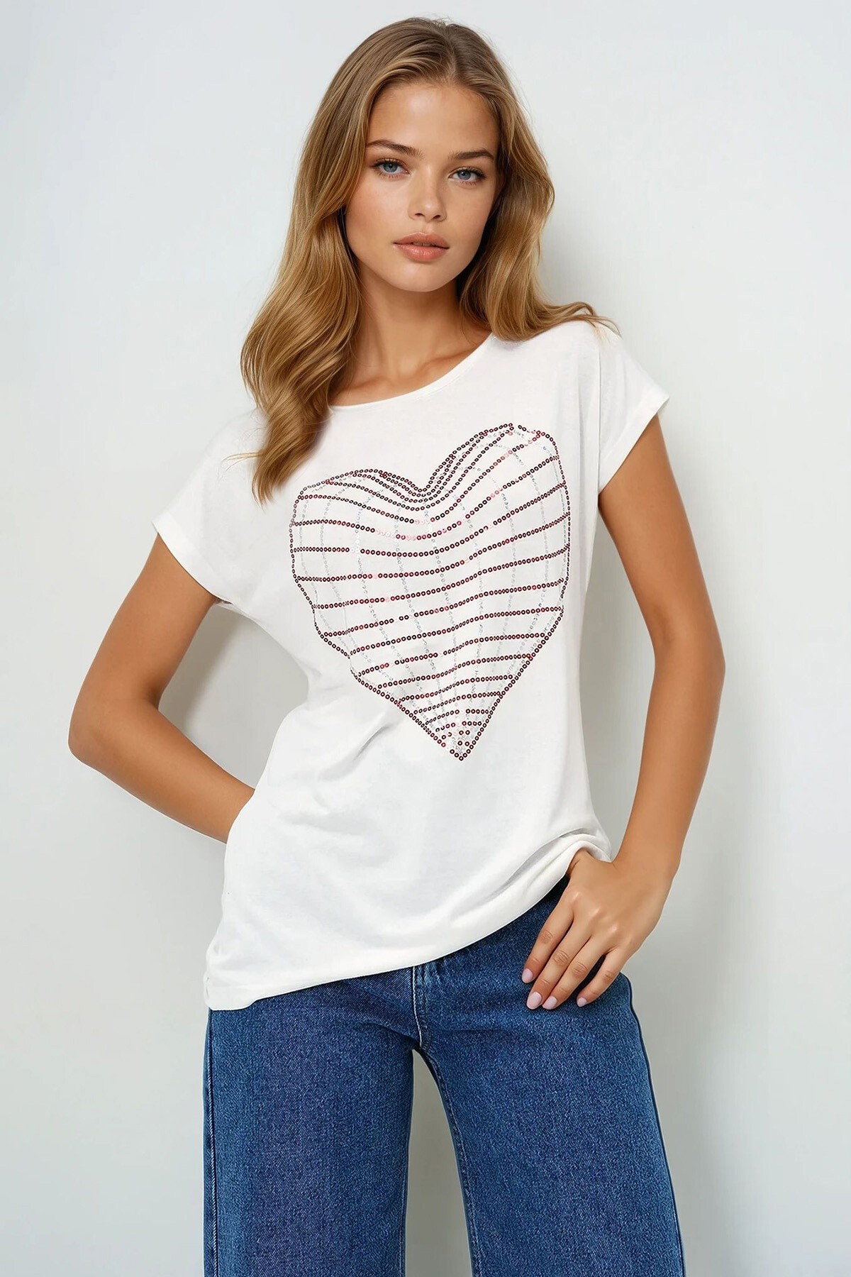 Ekru Bisiklet Yaka Kalp İşlemeli Sıfır Kol T Shırt