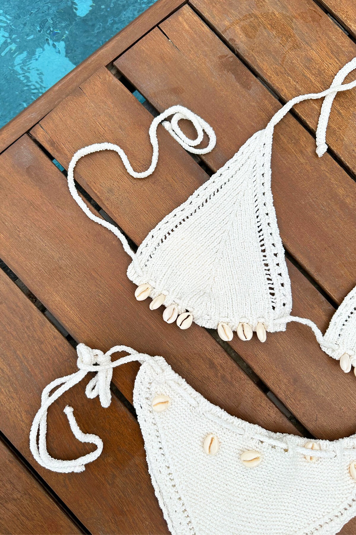Ekru Deniz Kabuğu Detaylı Tığ İşlemeli İpli Bikini