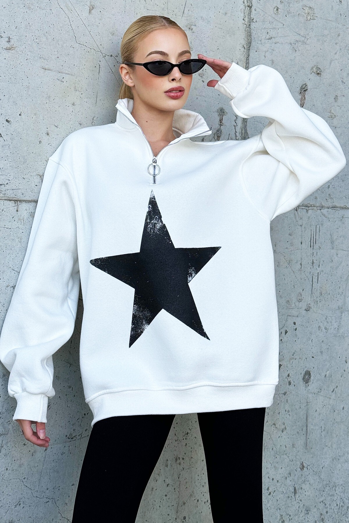 Ekru Dik Yaka Yarım Fermuarlı Yıldız Baskılı Sweatshirt