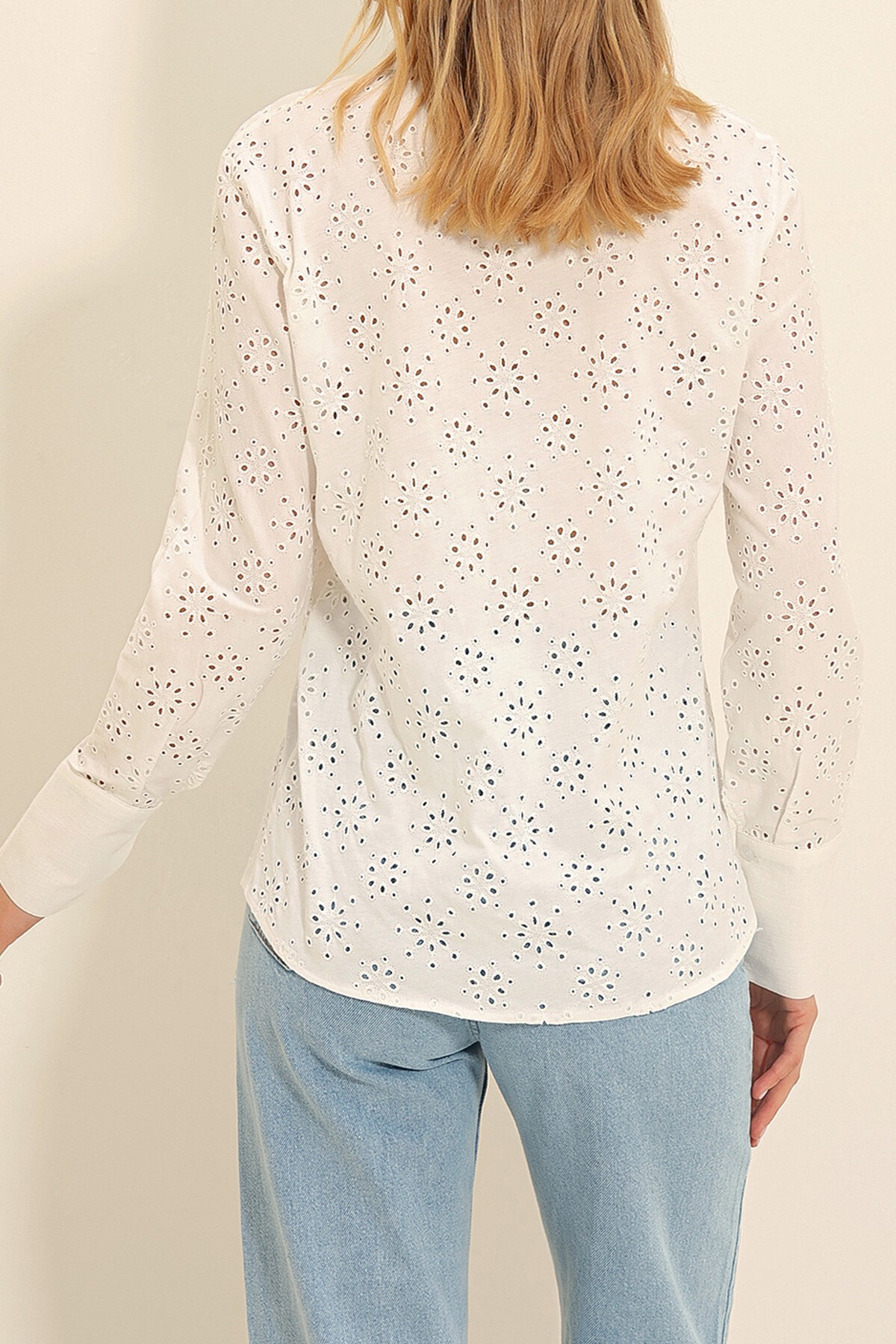 Ekru Geniş Manşetli Fisto Nakışlı Gömlek