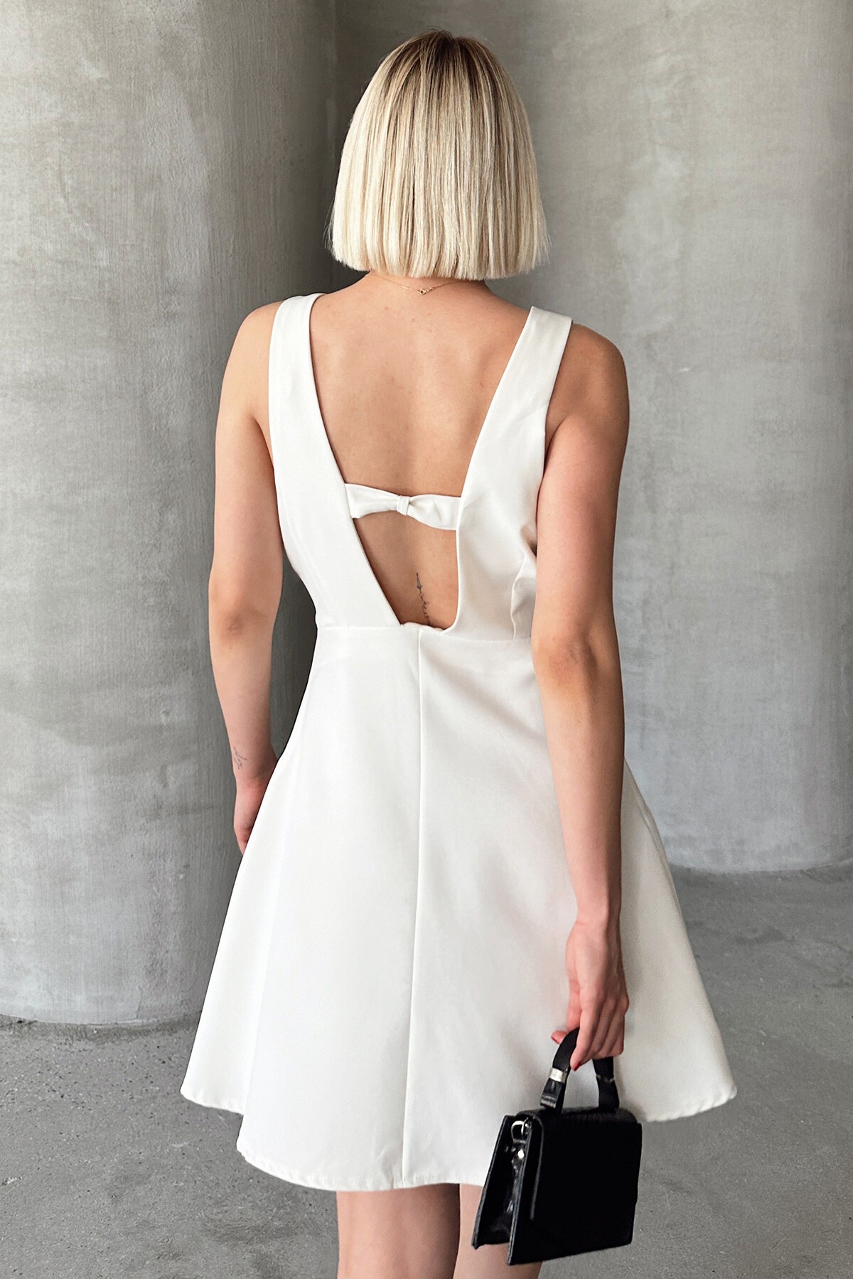 Ekru Kalın Askılıı Derin V Yaka Sırt Detaylı  Mini Elbise