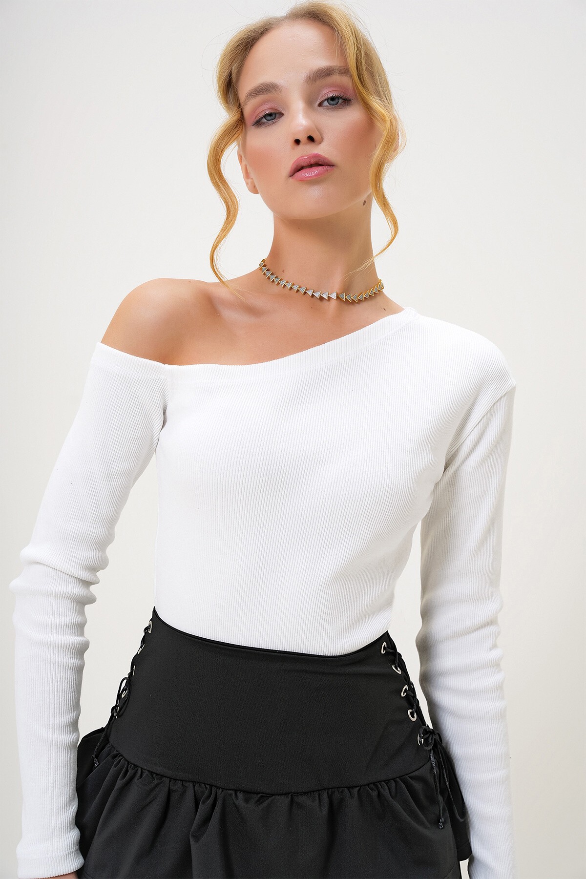 Ekru Kayık Yaka Tek Omuzu Açık Kaşkorse Bluz