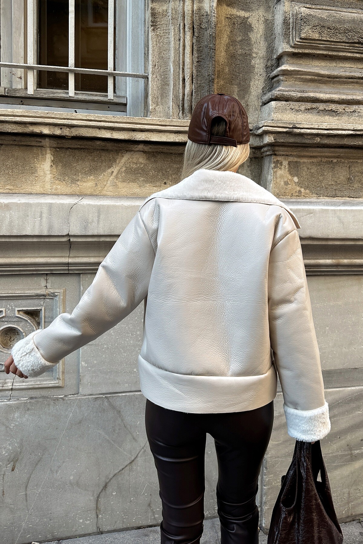 Ekru Kruvaze Yaka İçi Kürklü Fermuarlı Yumuşak Suni Deri Mont