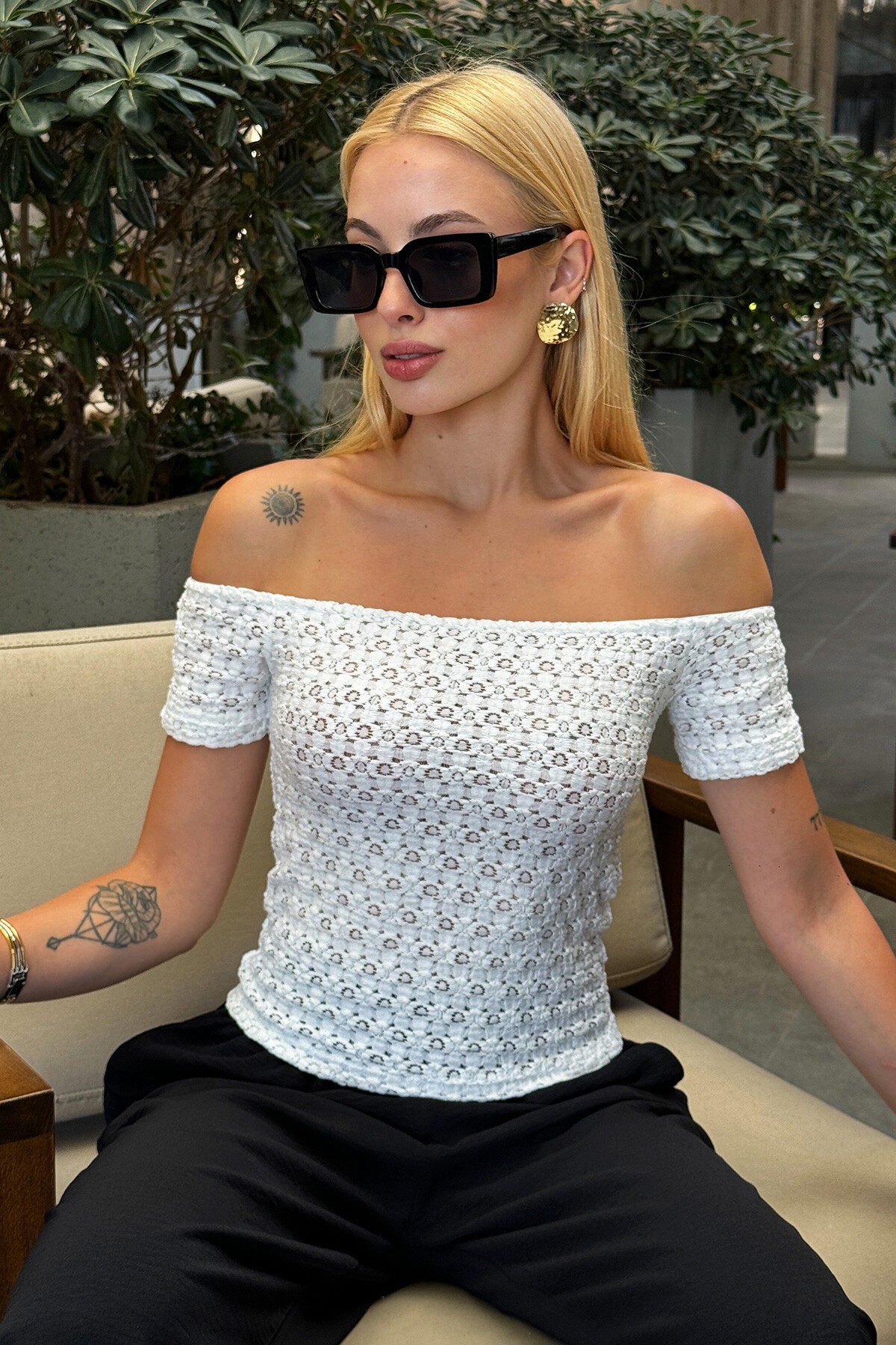 Ekru Madonna Yaka Dokulu Bluz